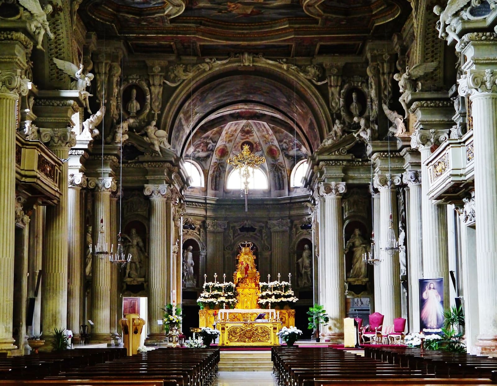 das Kirchenschiff von Sant'Agostino, dem Pantheon der Este, mit den Stuckstatuen zwischen den Säulen
