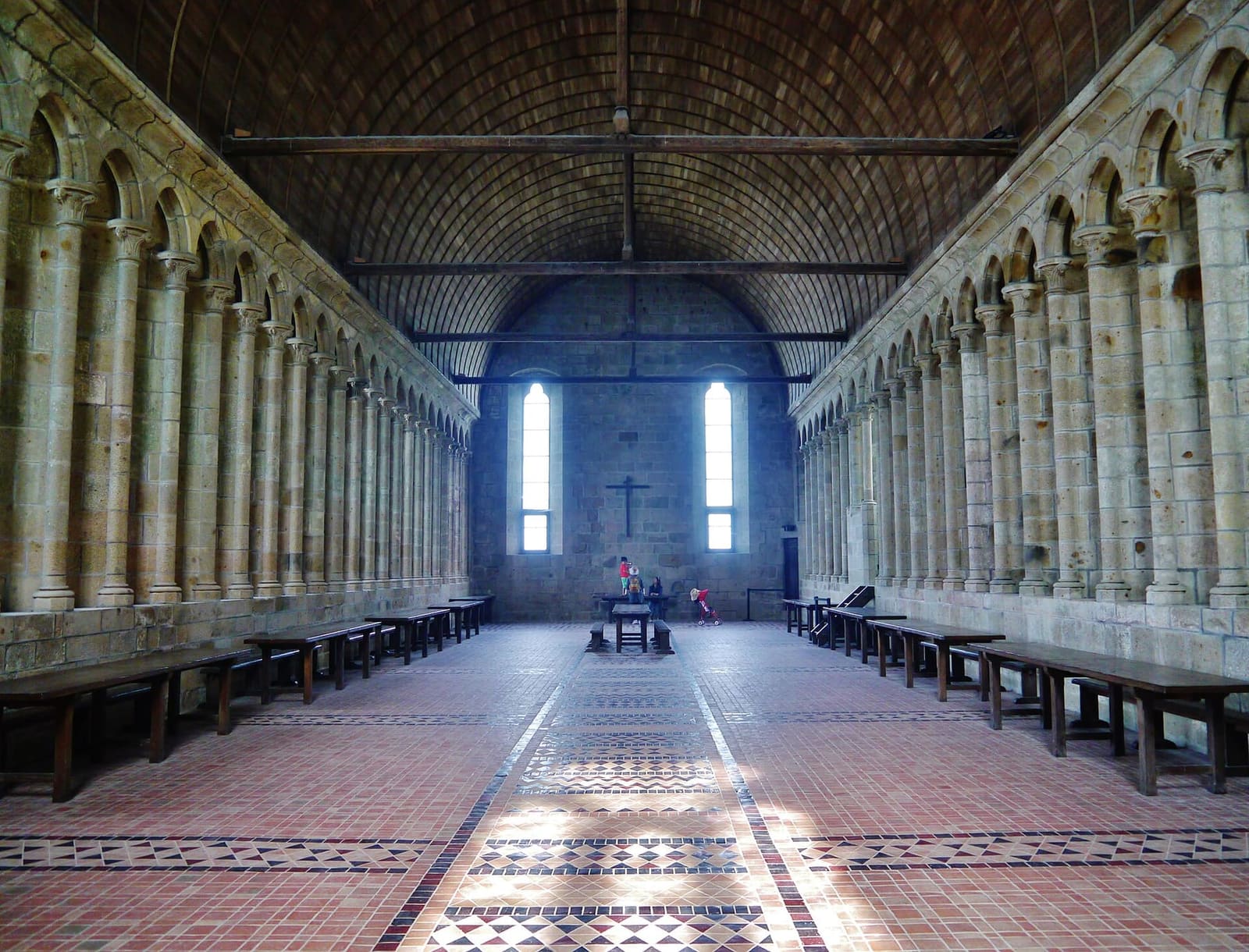 il refettorio dei monaci, con le finestre strette fra le colonne e il soffitto di legno