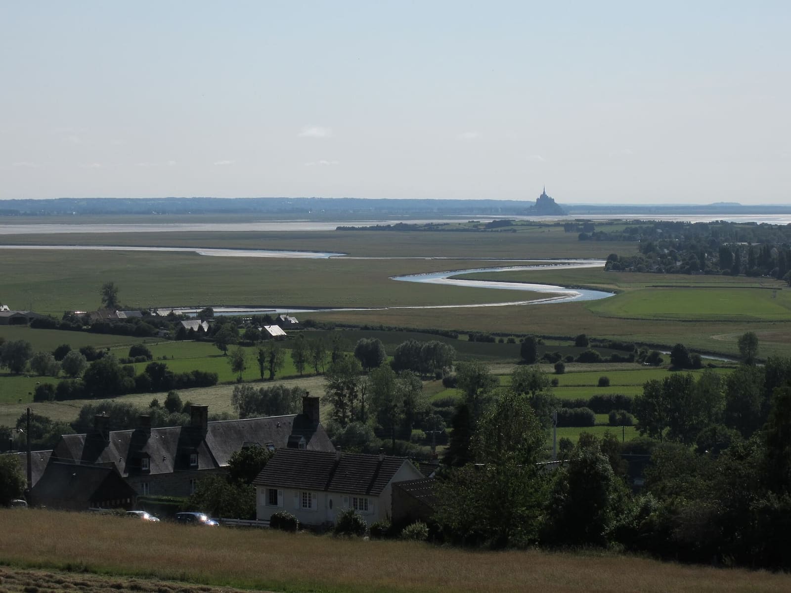 la baia vista dal belvedere del Jardin des Plantes di Avranches, con il Mont lontano a sinistra