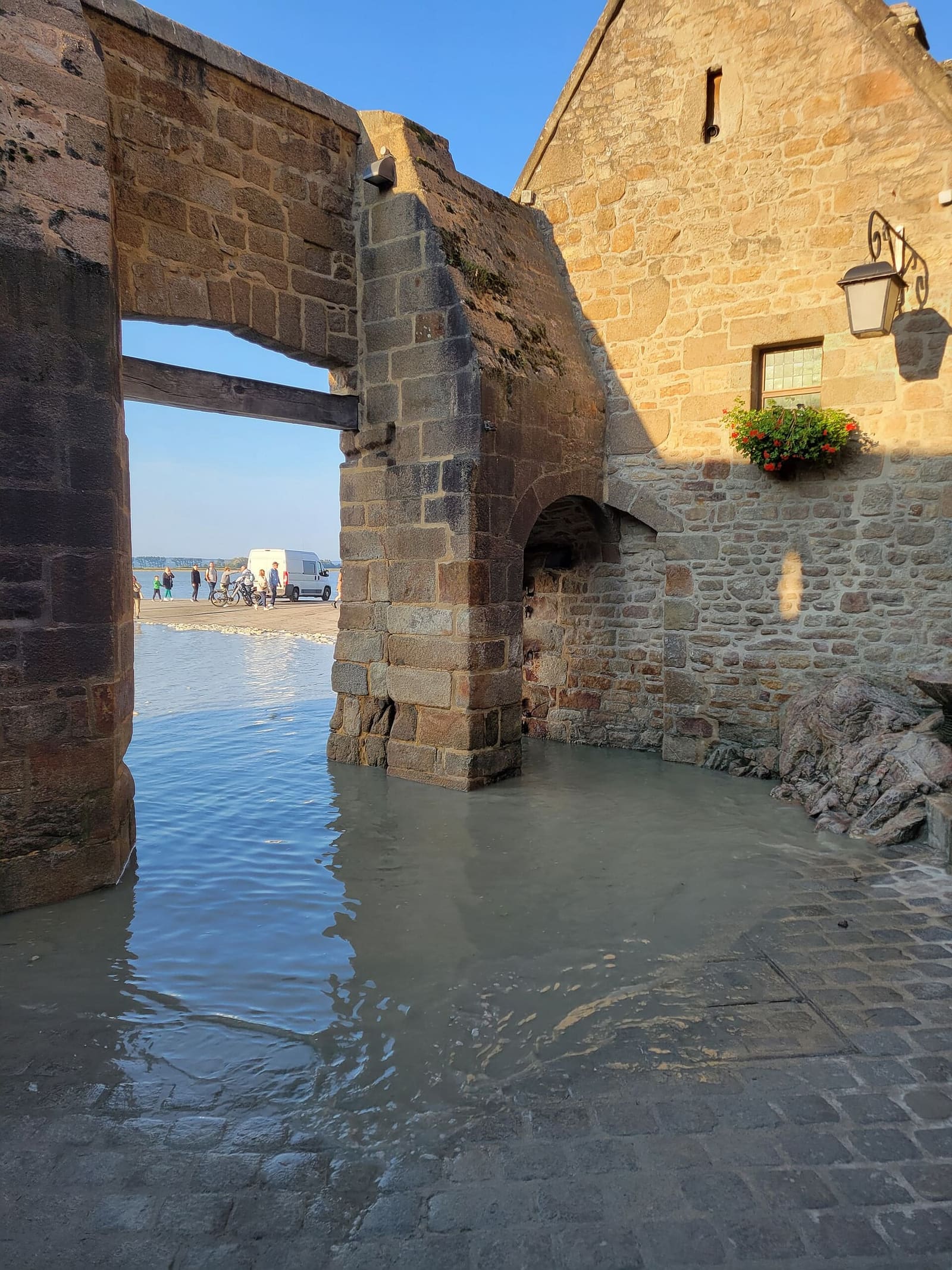 l'acqua di una grande marea all'ingresso del villaggio, sotto l'arco della prima porta, a settembre