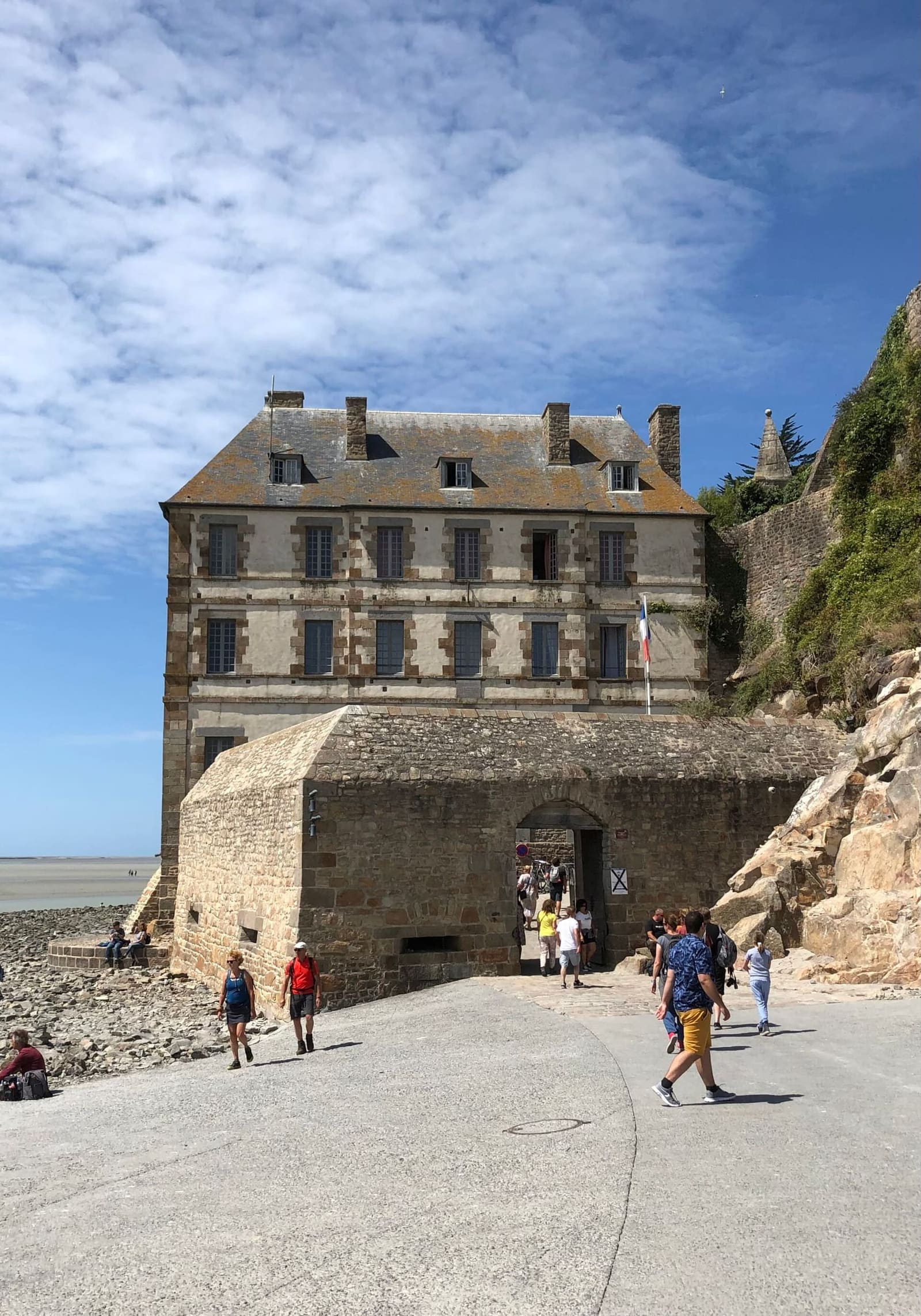 les Fanils, gli edifici ai piedi del Mont, visti dalla spianata