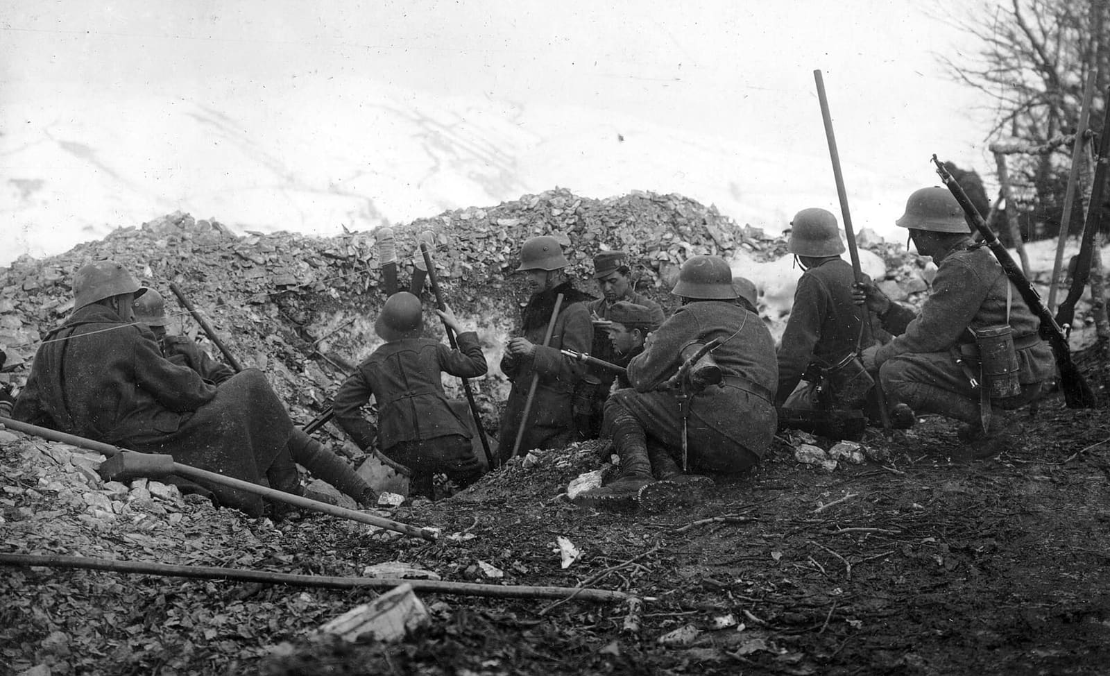 artiglieri austroungarici in un posto di osservazione verso il Monte Asolone, durante la Grande Guerra