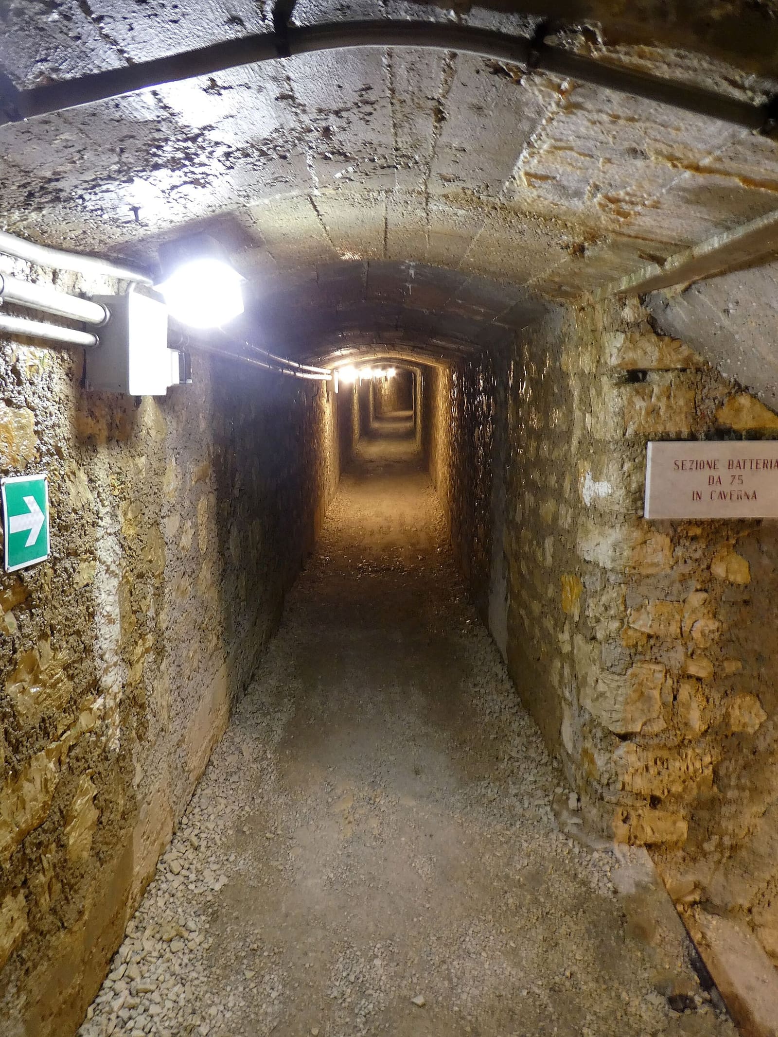 un corridoio della Galleria Vittorio Emanuele III, verso la sezione della batteria in caverna