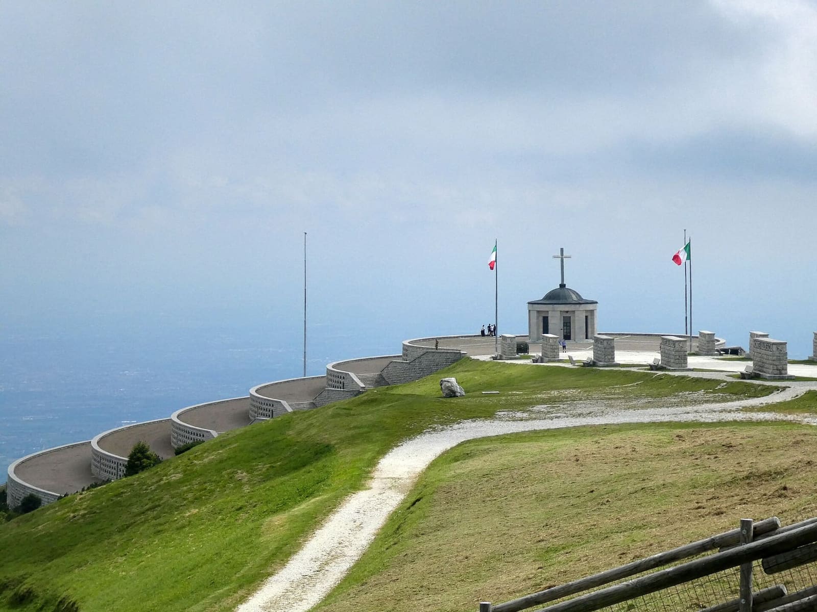 il sacello in cima al Sacrario e i gironi dell'ossario italiano che scendono verso la pianura, a luglio