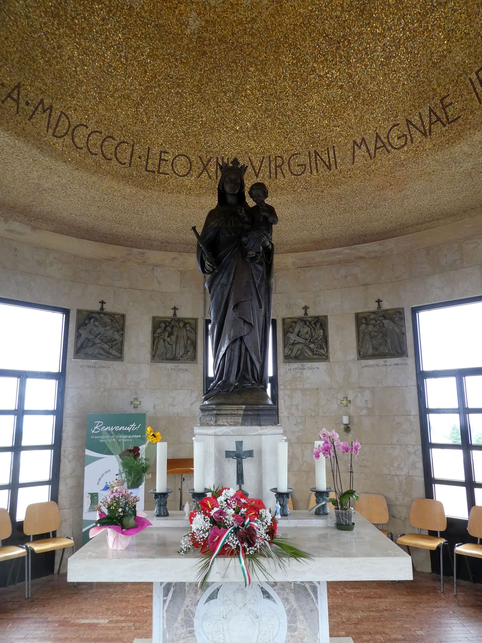 la Madonnina del Grappa nel sacello in cima al Sacrario, colpita dalle granate durante la guerra