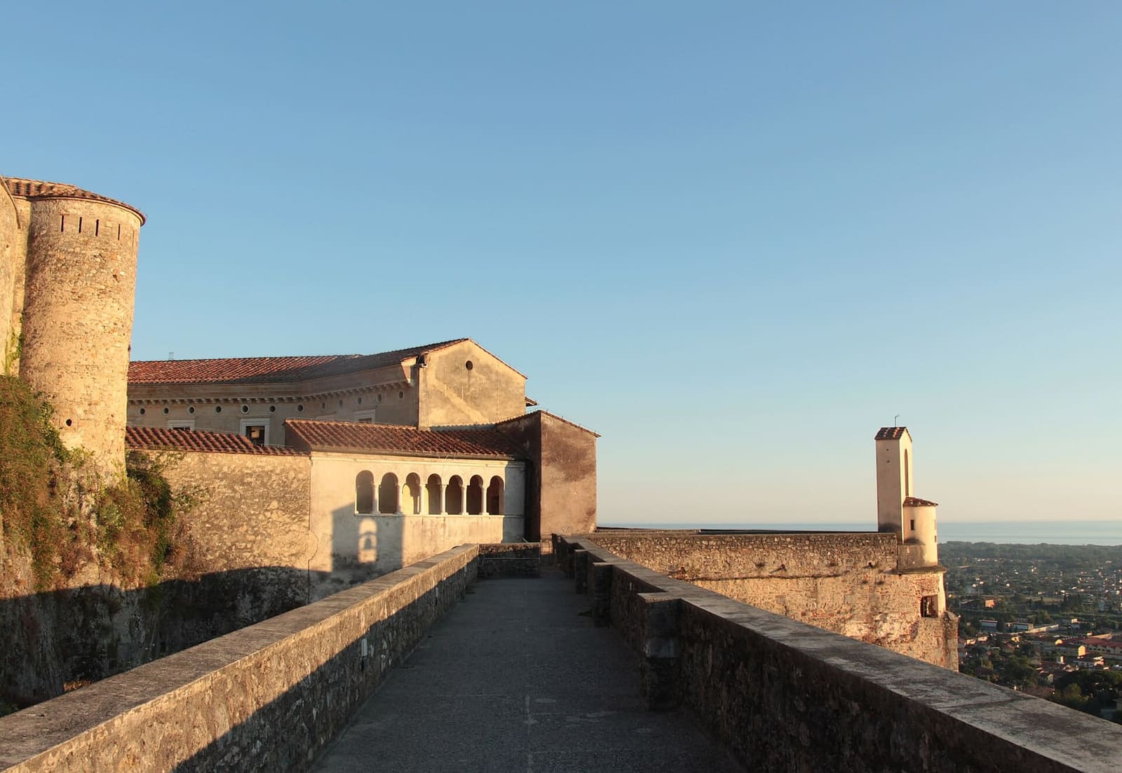 die Wehrgänge des Castello Malaspina in Massa, mit der Ebene und dem Meer im Hintergrund