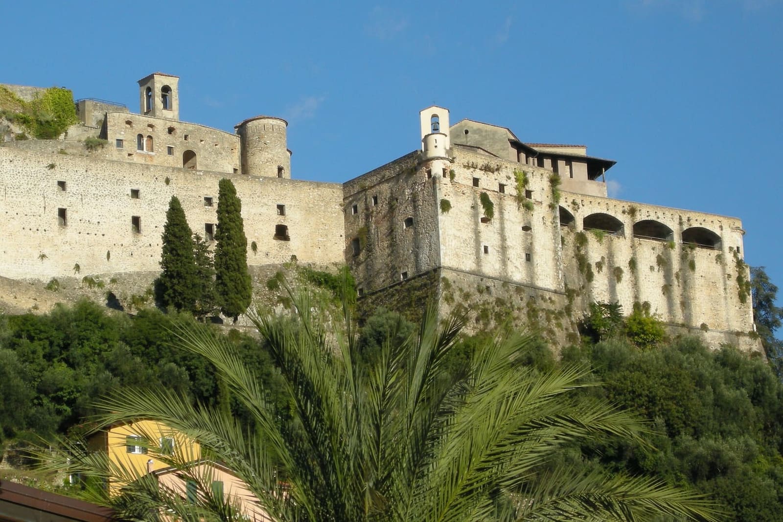 das Castello Malaspina über Massa, wenige Kilometer von Montignoso