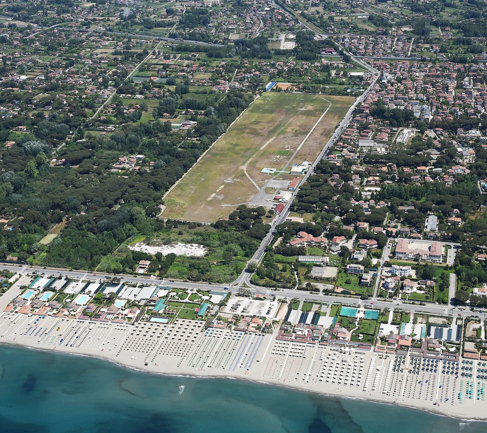 Cinquale von oben, mit dem Strand, den Strandbädern und der Piste des Flugplatzes