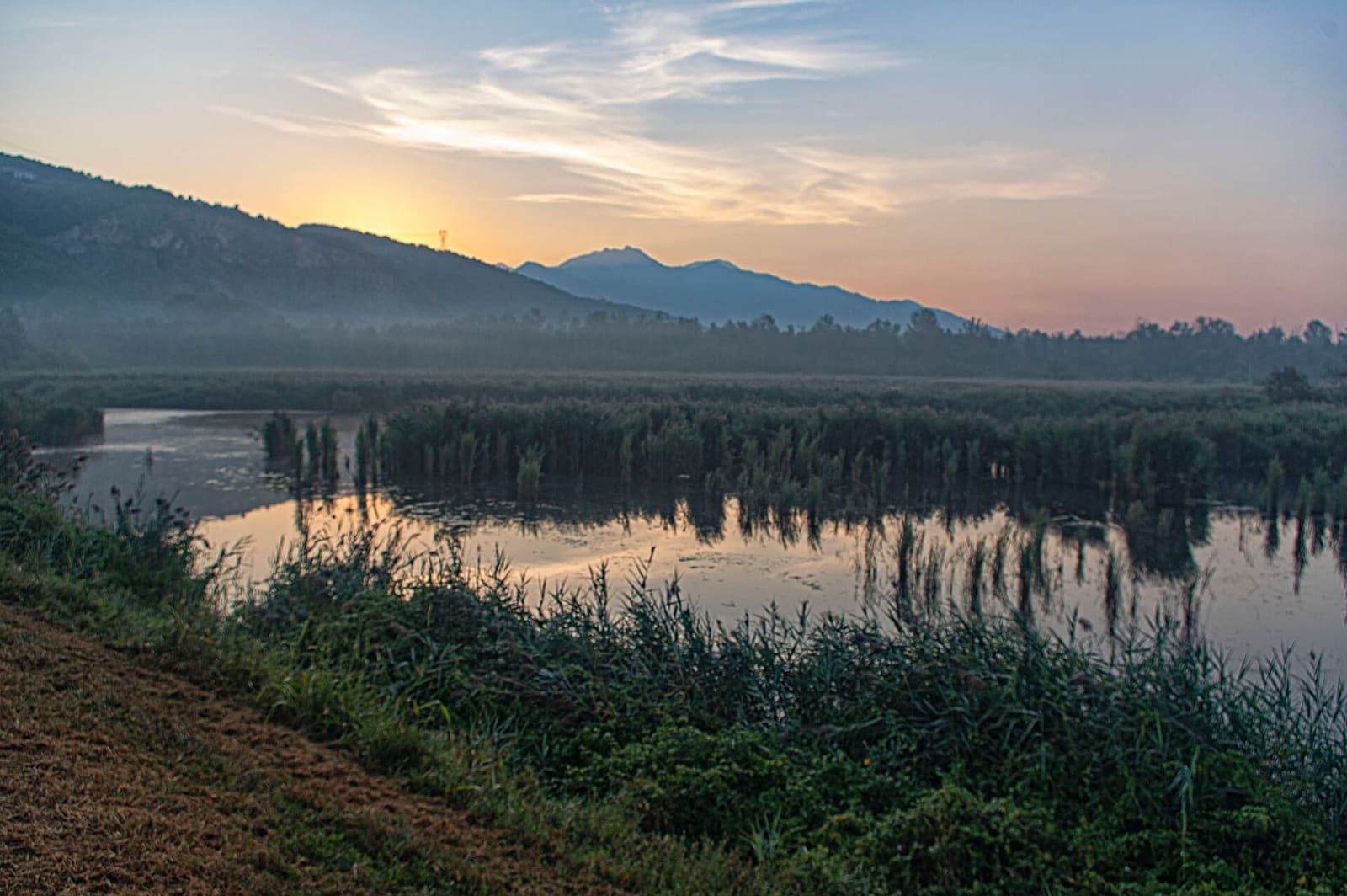 der Lago di Porta im Morgengrauen, mit den Apuanischen Alpen im Hintergrund
