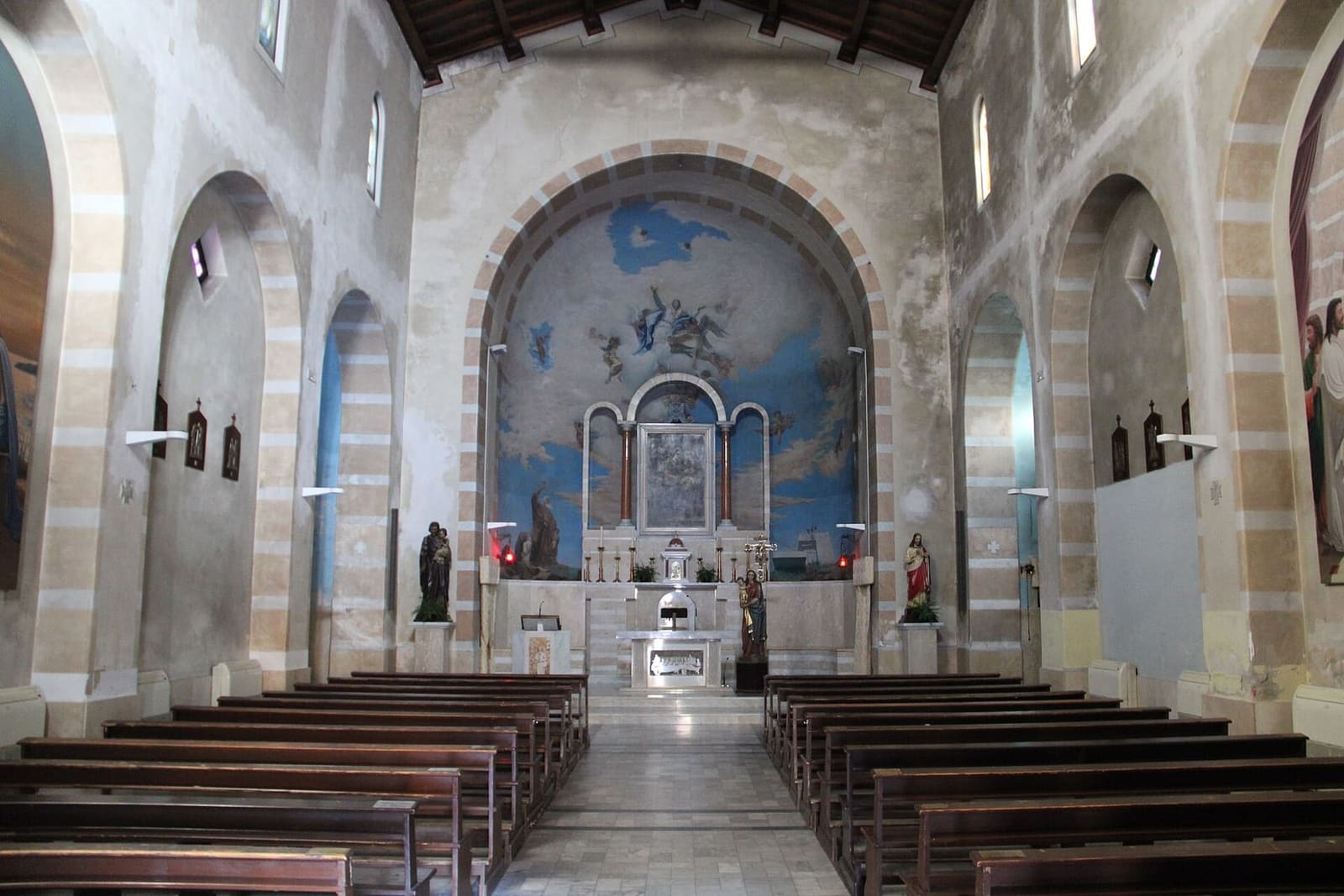 das Innere von Santa Maria della Rosa in Capanne, mit dem Marmorboden und der bemalten Apsis