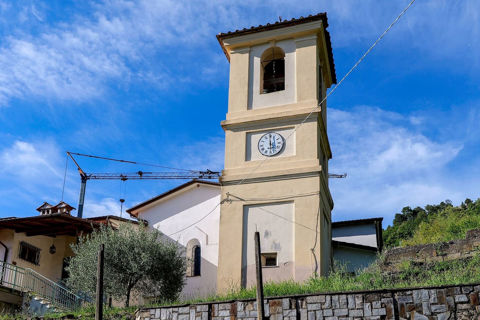 die Kirche Sant'Eustachio mit dem Glockenturm, im Ortsteil Sant'Eustachio