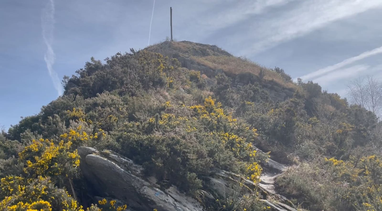 der Gipfel des Monte Folgorito mit seinem Kreuz