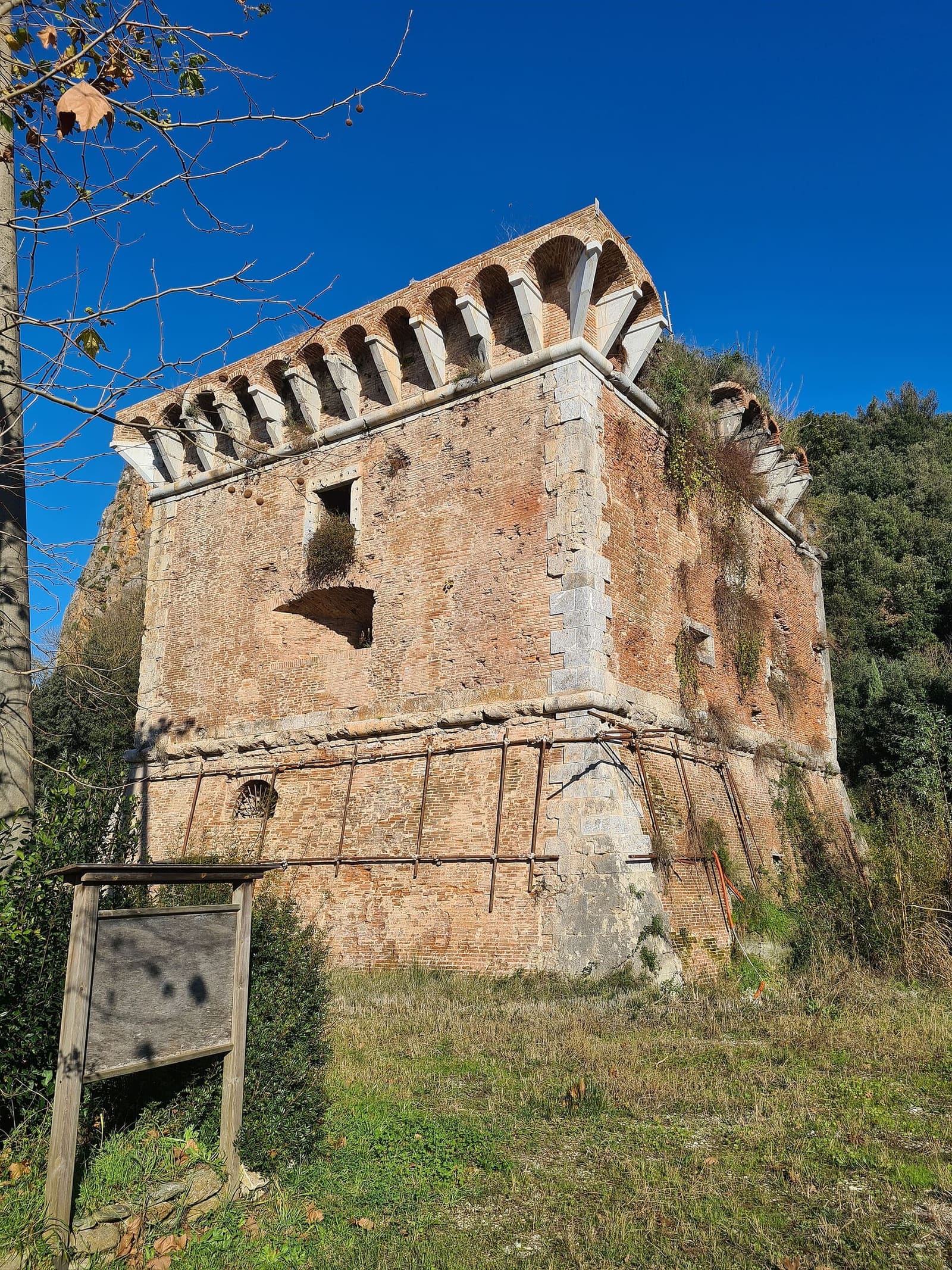 der Turm von Porta Beltrame, Salto della Cervia genannt, an der alten Grenze zwischen Montignoso und Strettoia