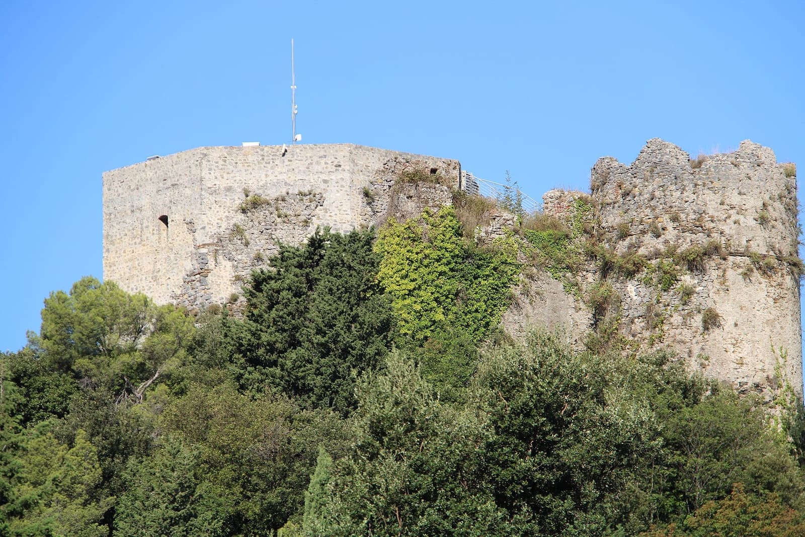 der Turm und die Reste der Mauern des Castello Aghinolfi