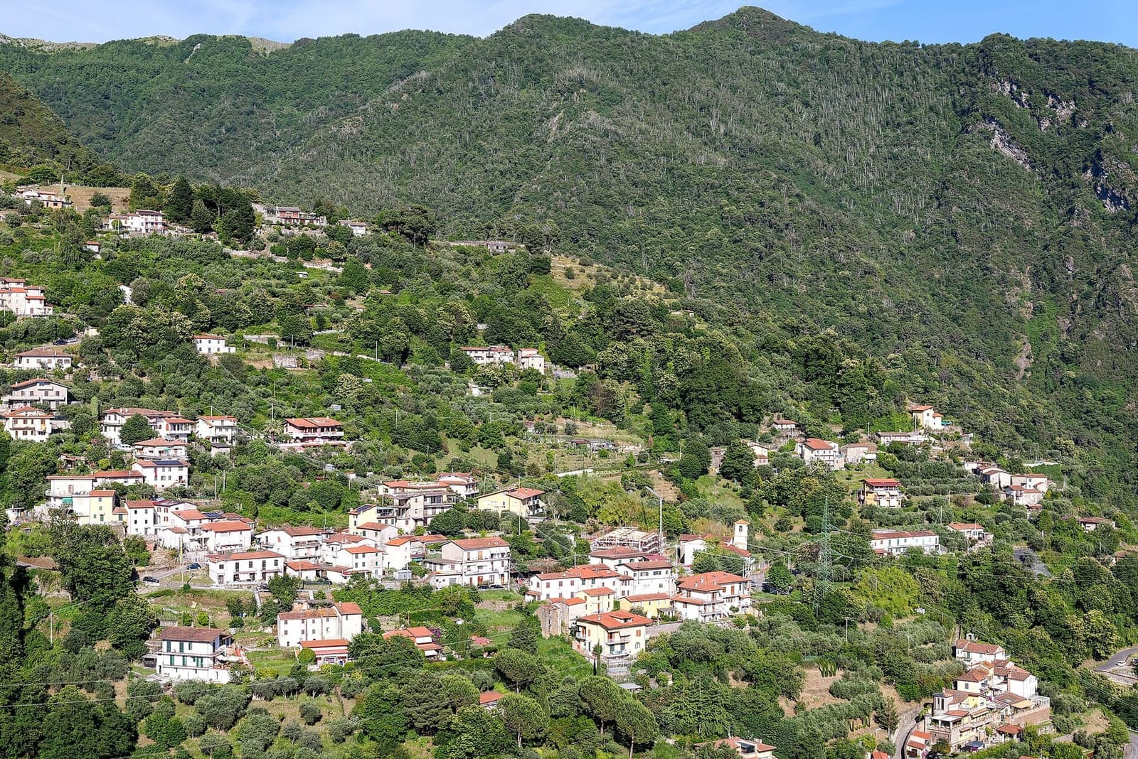 das Dorf Sant'Eustachio, verstreut am Hang, zwischen den Olivenbäumen und den Wäldern