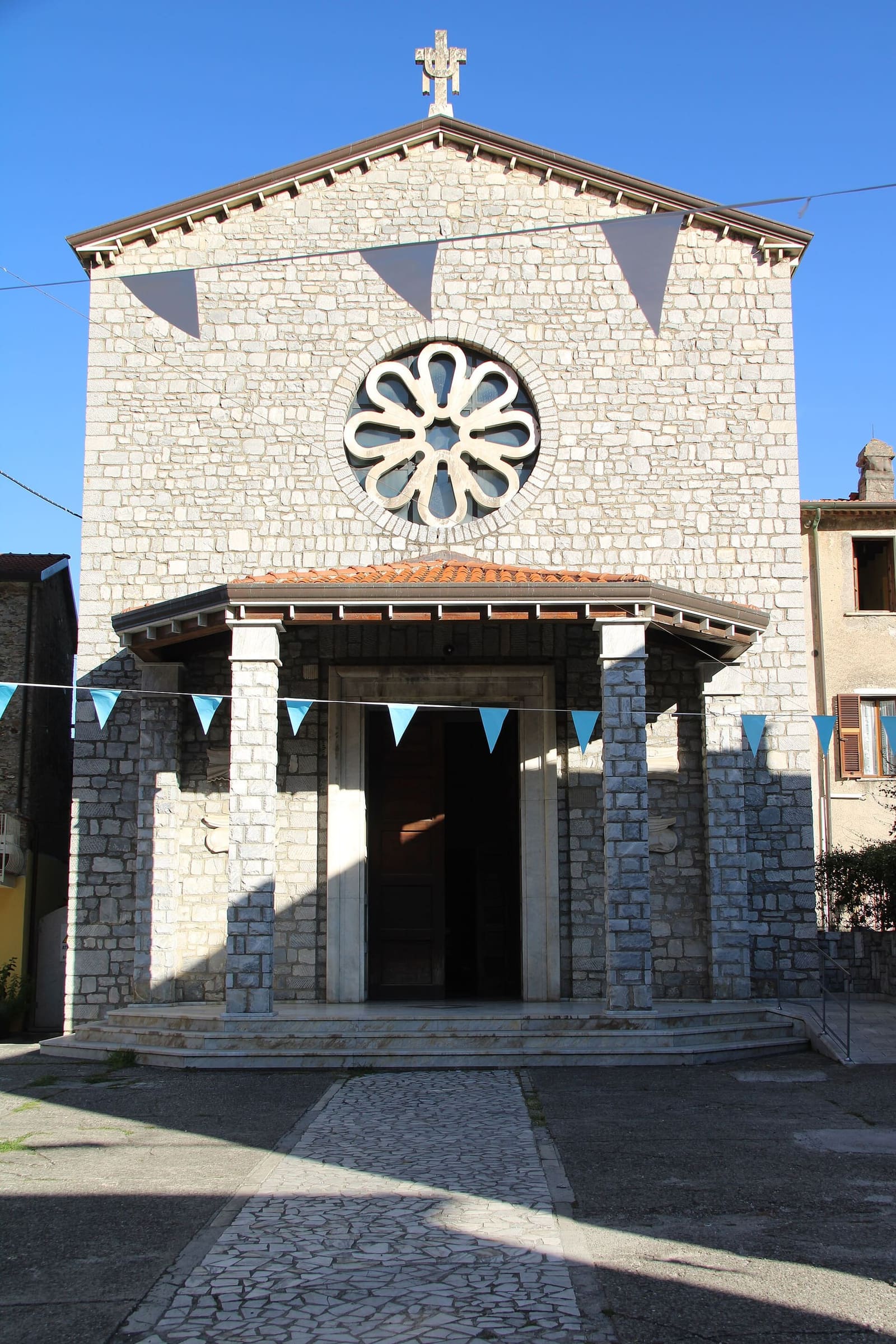 die Steinfassade der Kirche Santa Maria della Rosa in Capanne