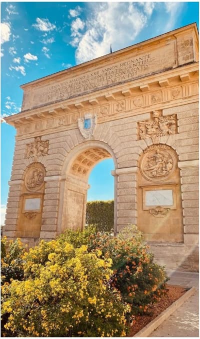 l'Arco di Trionfo visto dal Peyrou, con le aiuole fiorite