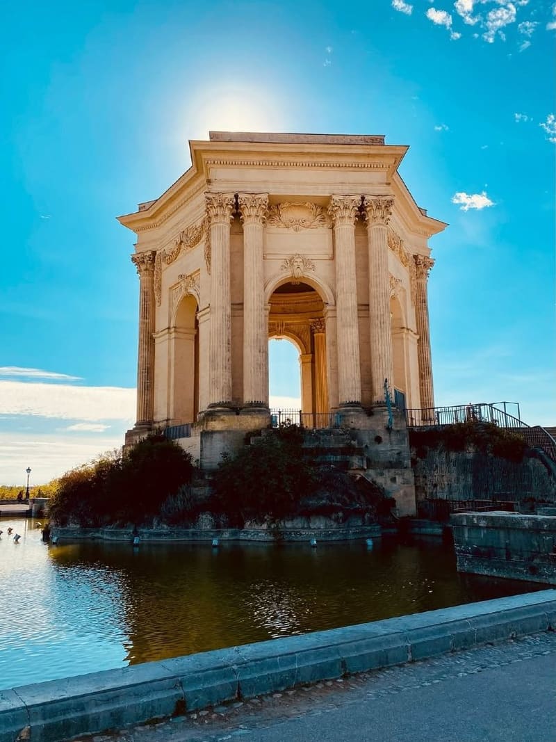il Château d'eau in fondo alla promenade du Peyrou, sopra la vasca