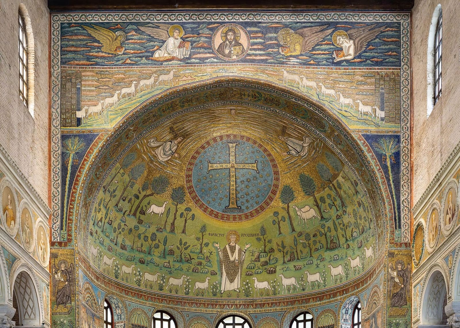 il catino absidale di Sant'Apollinare in Classe con la croce gemmata nel cielo stellato e Sant'Apollinare fra gli agnelli