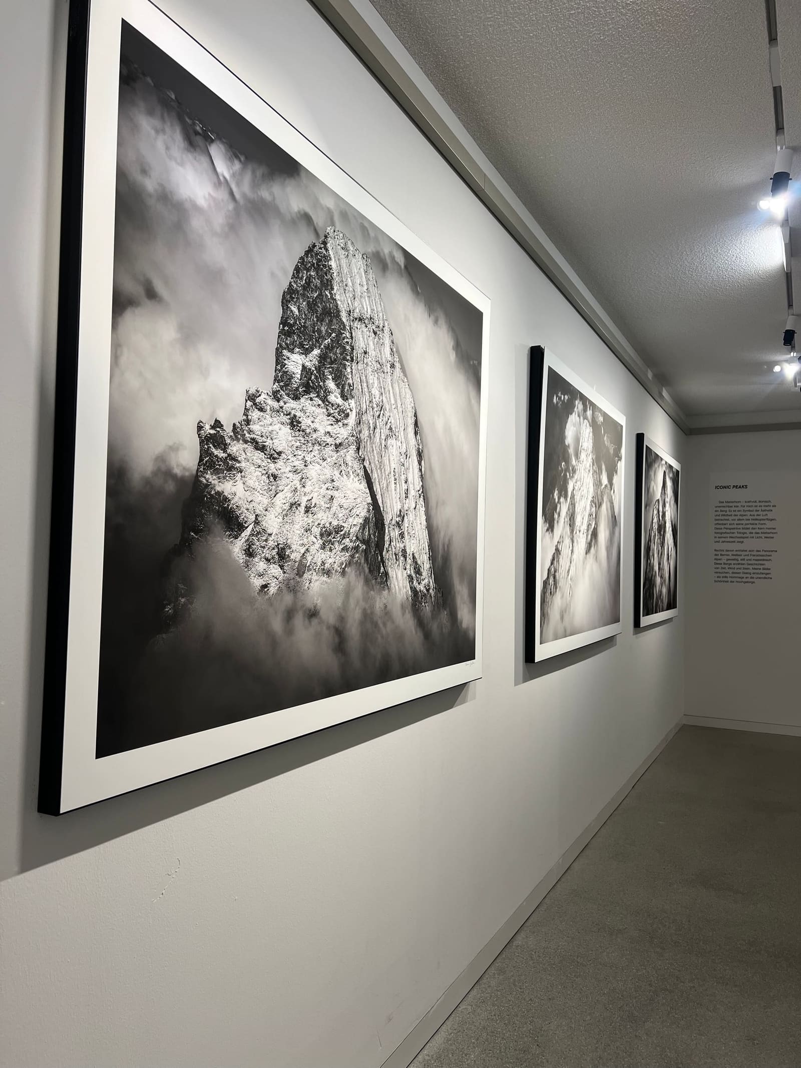 la parete di Iconic Peaks, con le cime in bianco e nero fra le nuvole