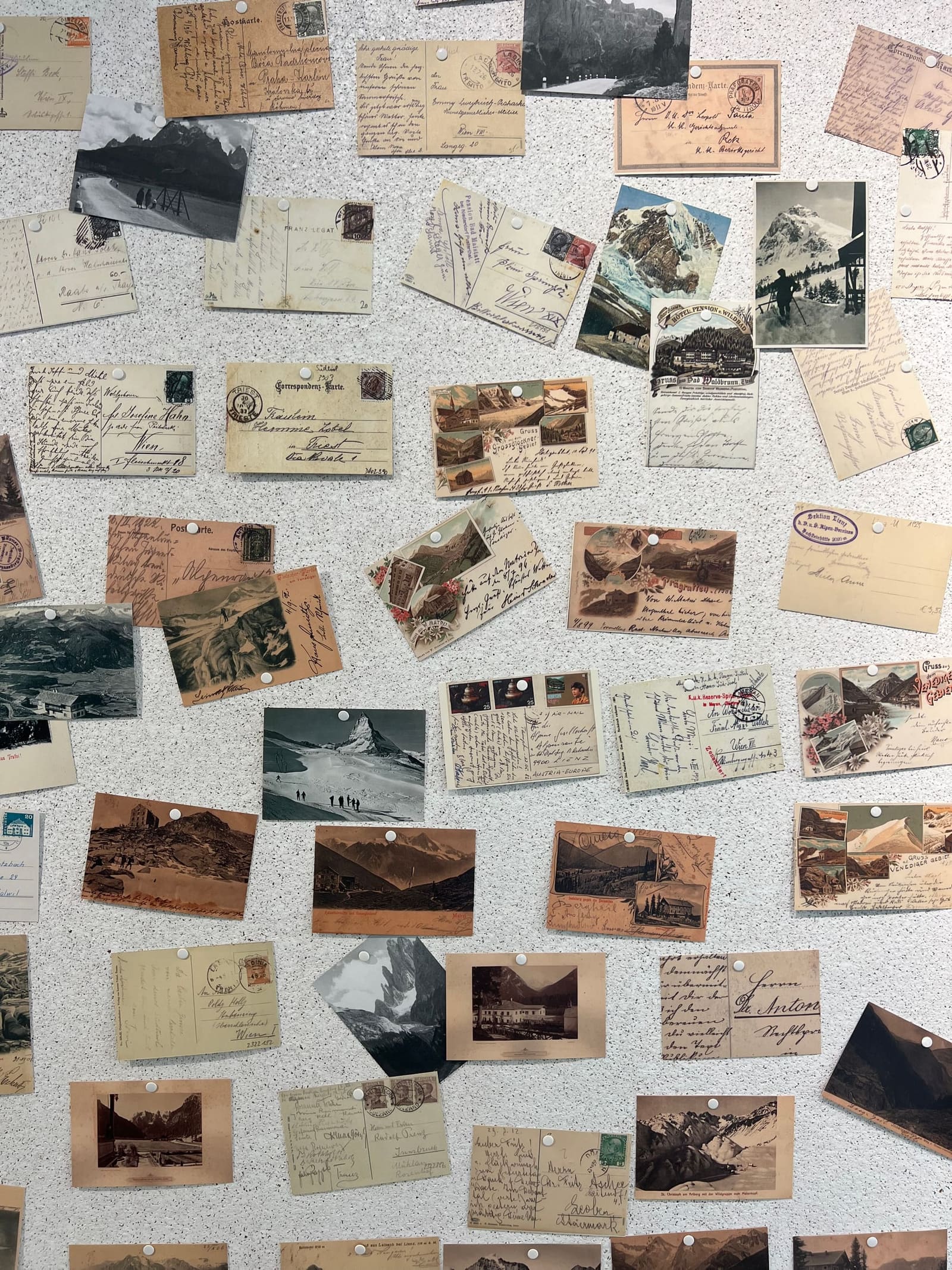 il muro delle cartoline d'epoca spedite dai rifugi e dalle cime
