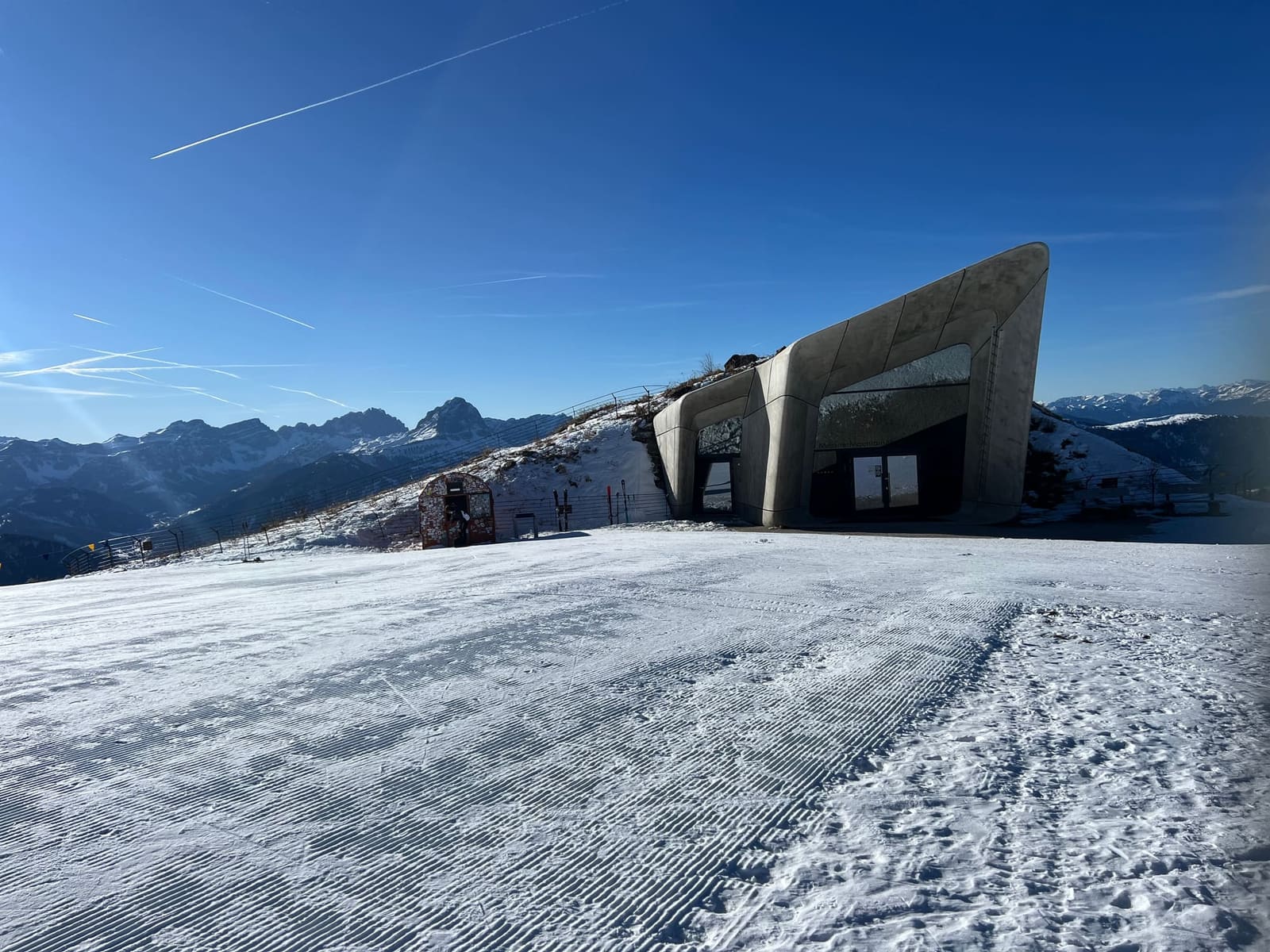 l'MMM Corones che esce dalla cima, il cemento di Zaha Hadid sopra la pista battuta