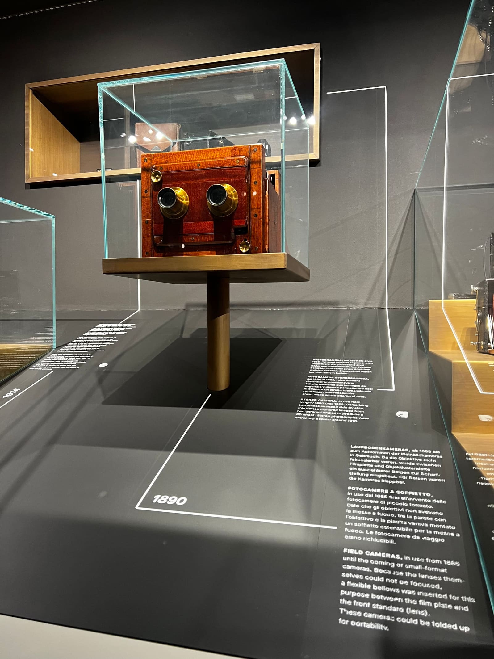 la fotocamera stereoscopica del 1890, con i due obiettivi affiancati