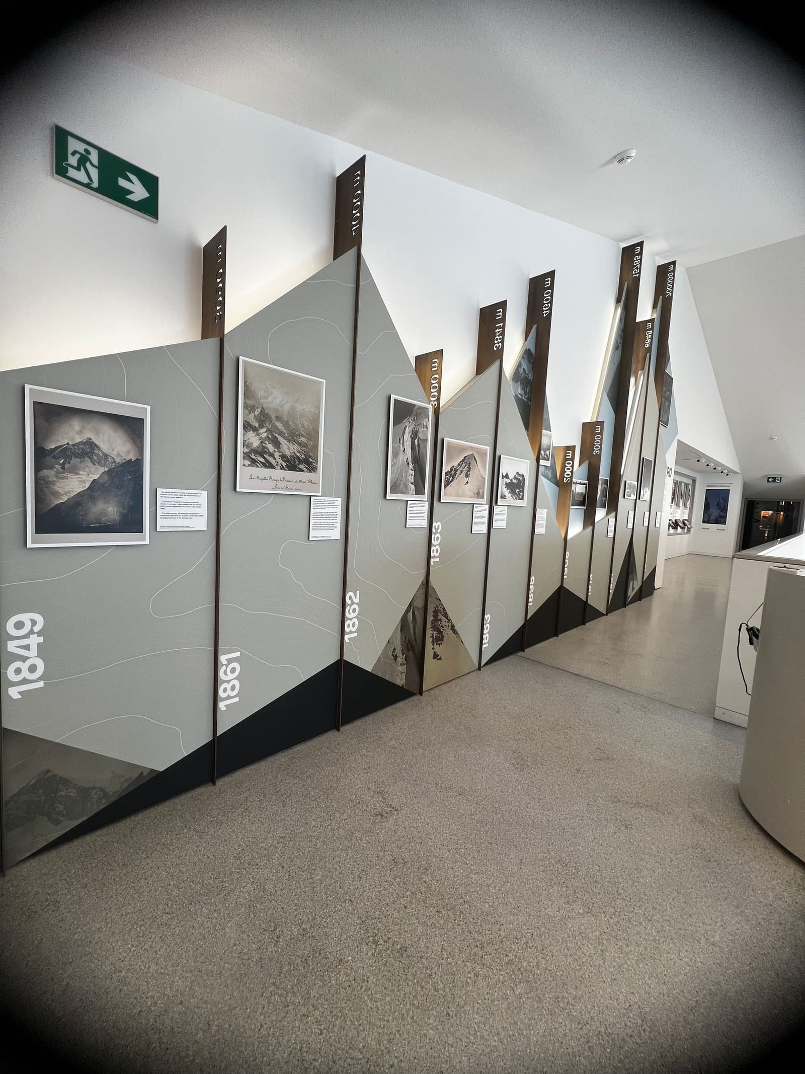 al Lumen, la parete che mette in fila le prime fotografie di montagna anno per anno, a partire dal 1849