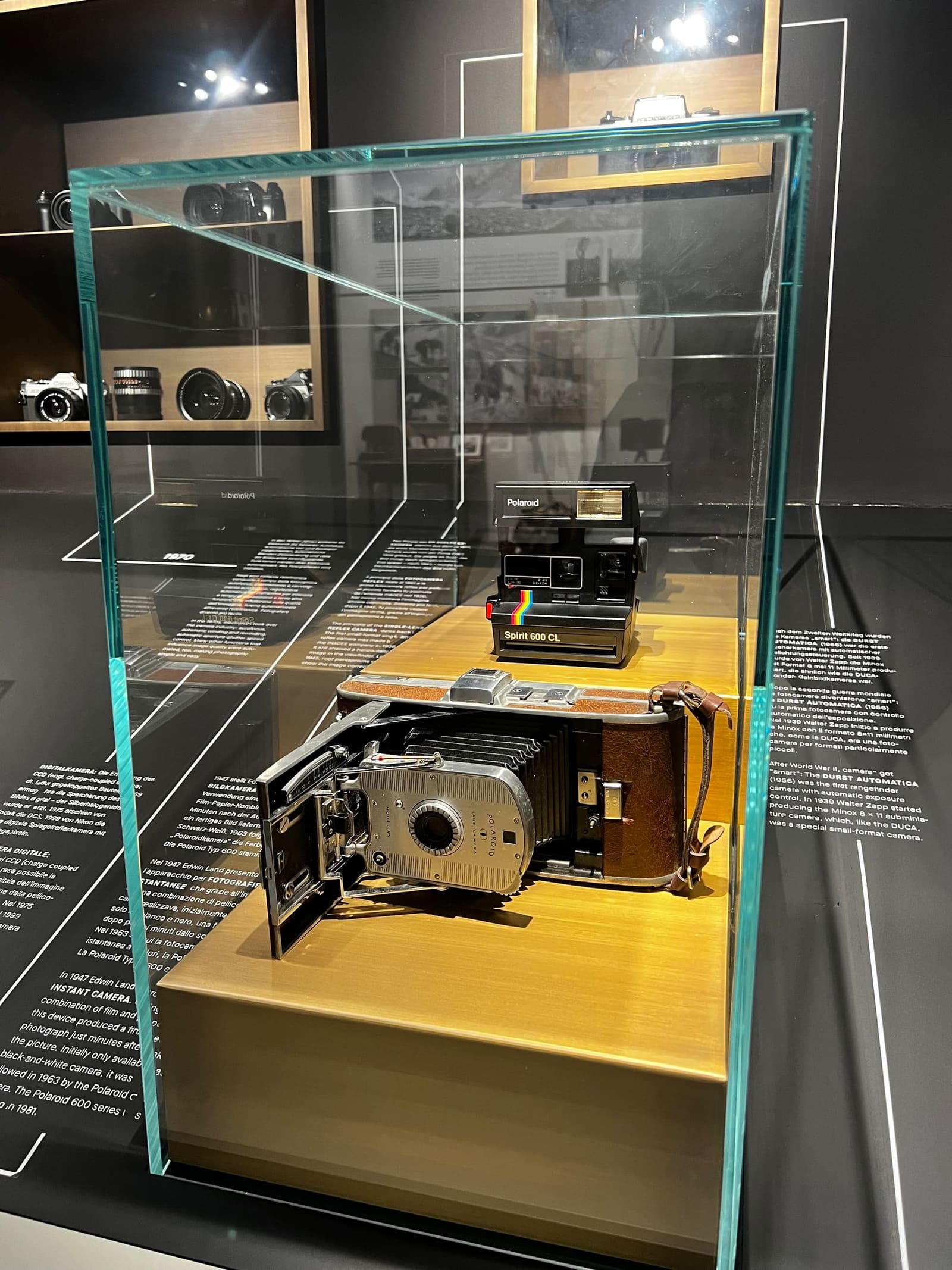 le Polaroid al Lumen: la pieghevole con il soffietto e la Spirit 600 CL