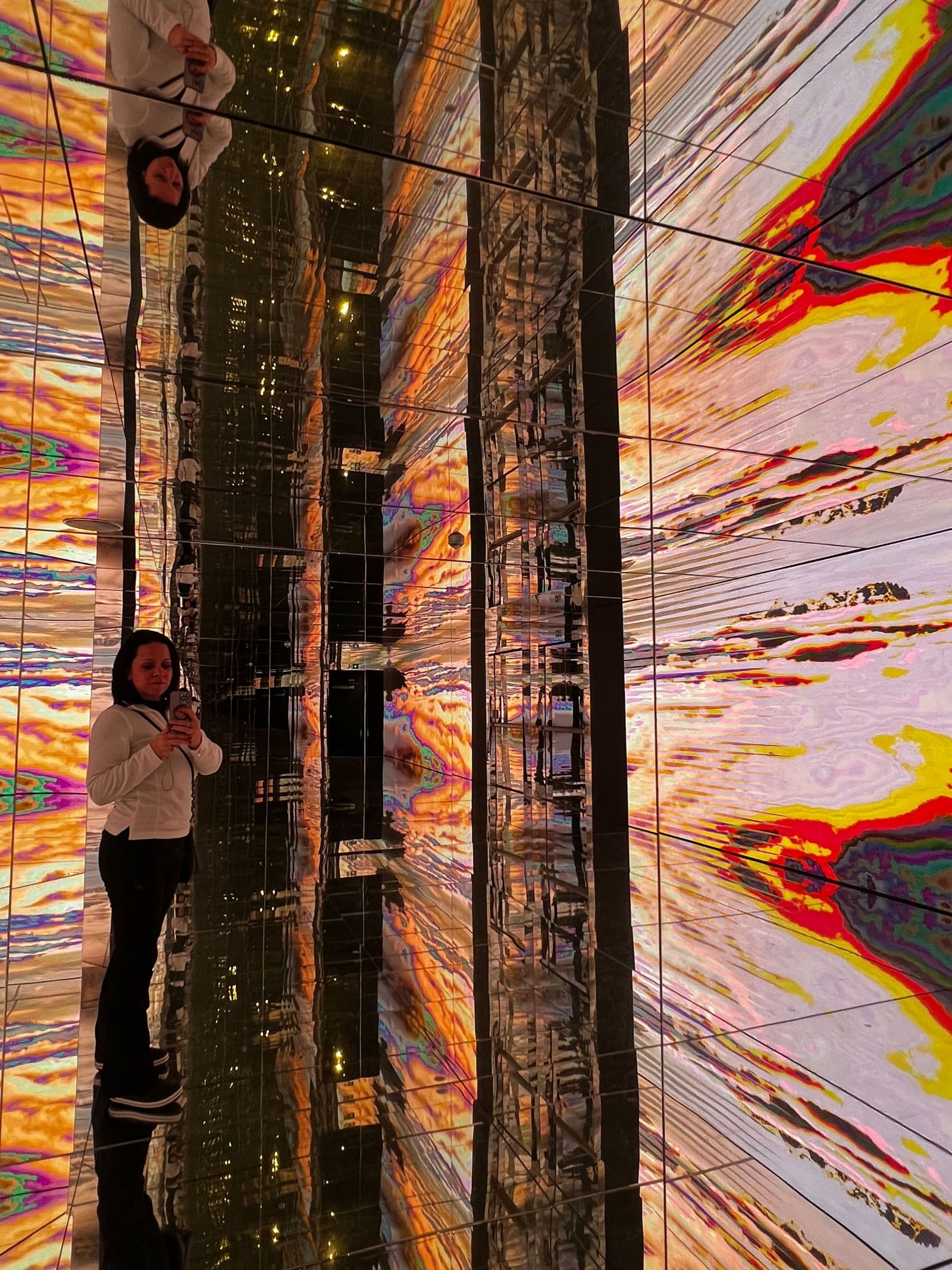 Marcella nella stanza degli specchi del Lumen, moltiplicata fra i colori