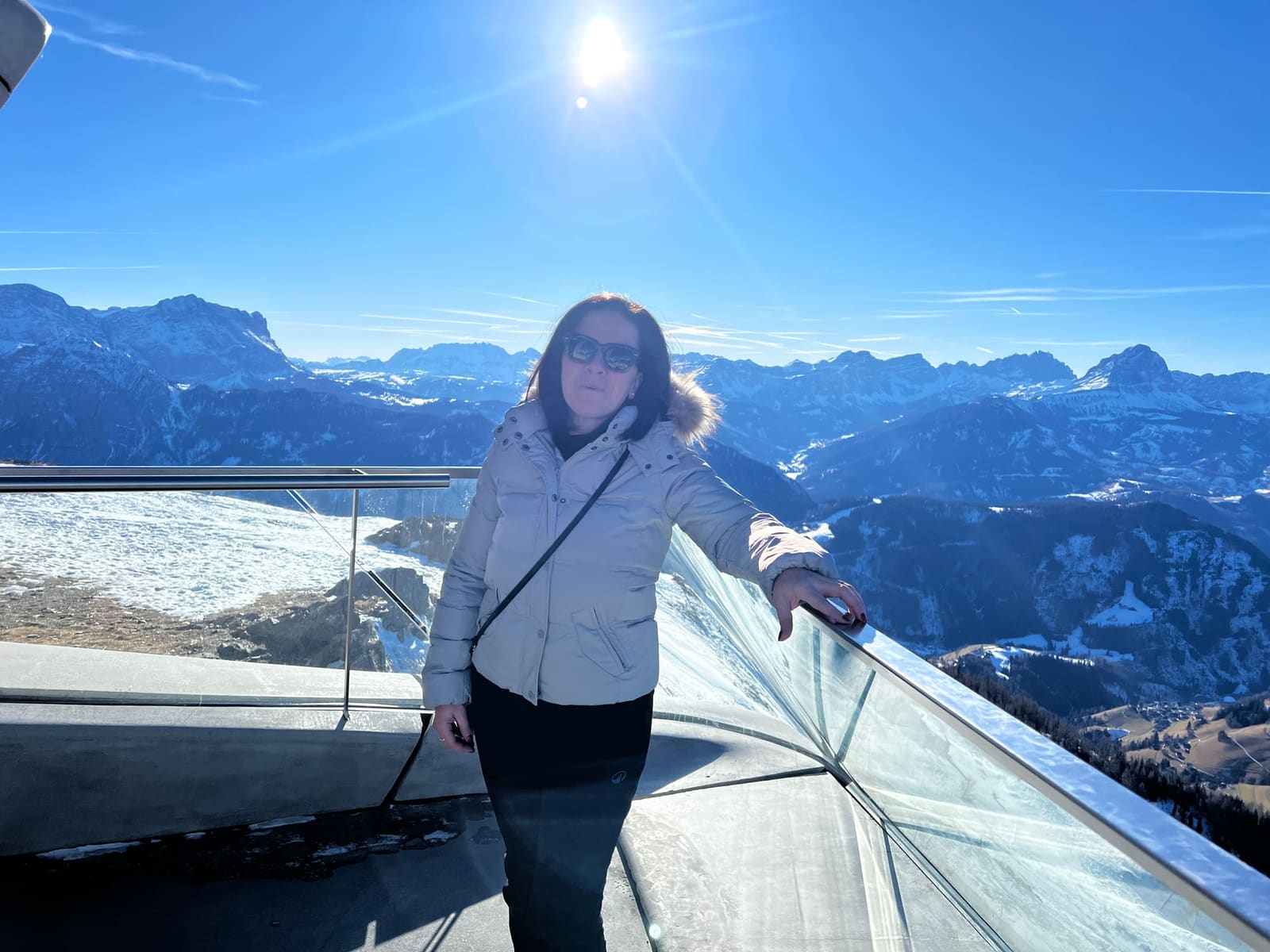 Marcella sulla terrazza dell'MMM Corones, con le Dolomiti tutt'intorno