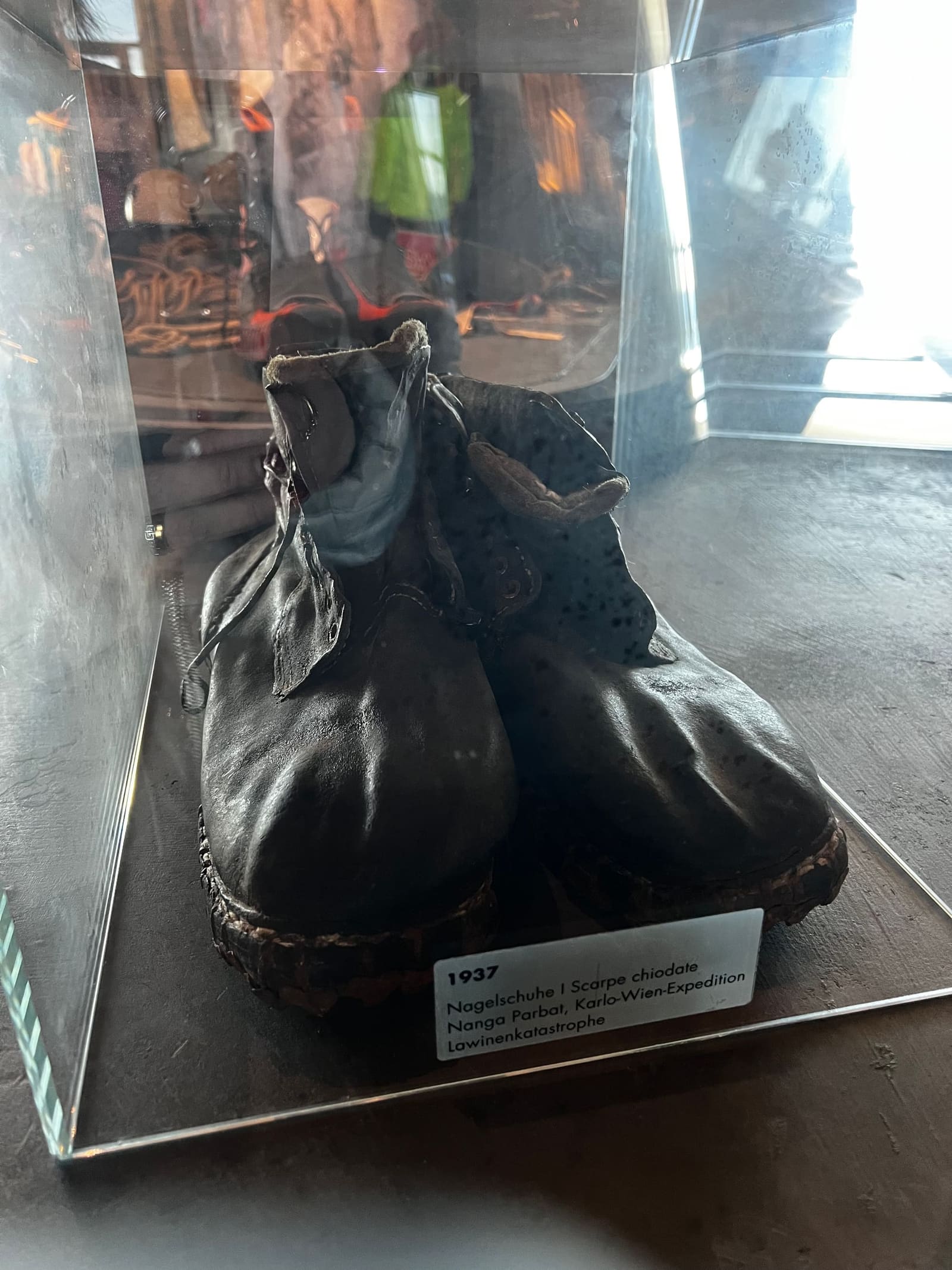 le scarpe chiodate del 1937, dalla spedizione al Nanga Parbat finita sotto una valanga
