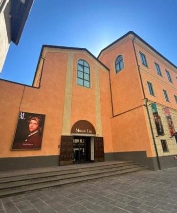 la facciata del Museo Lia su via del Prione, intonaco arancione e la gradinata davanti all'ingresso