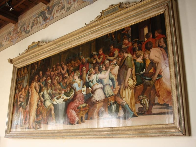 il Convito per le nozze di Ester e Assuero appeso nel corridoio, sotto il fregio dipinto e il soffitto a travi
