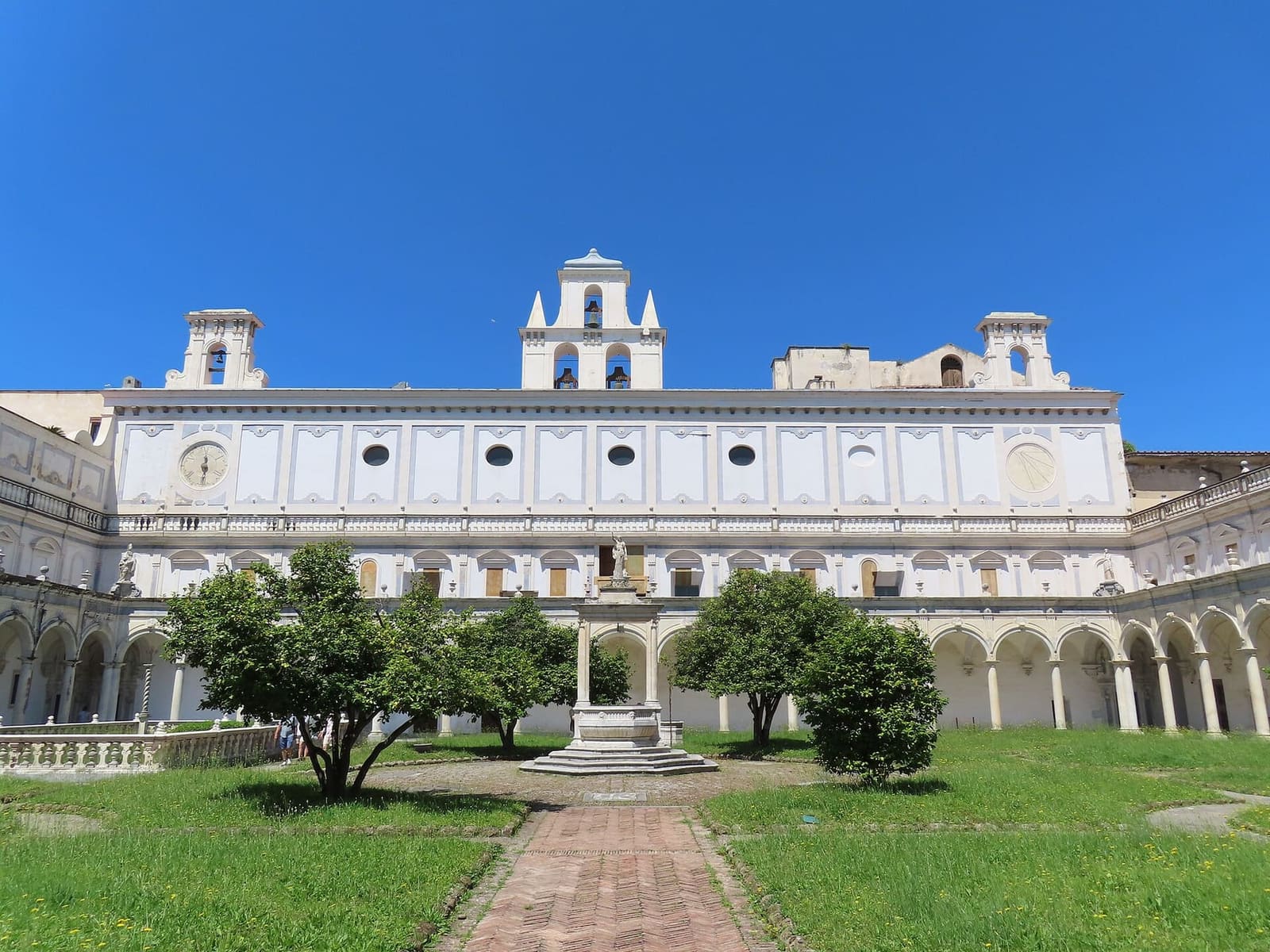 il chiostro grande della Certosa di San Martino con il pozzo in mezzo al giardino