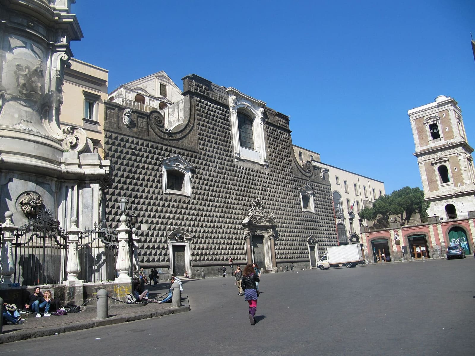 piazza del Gesù Nuovo con la facciata a punte di diamante, la guglia dell'Immacolata e il campanile di Santa Chiara in fondo