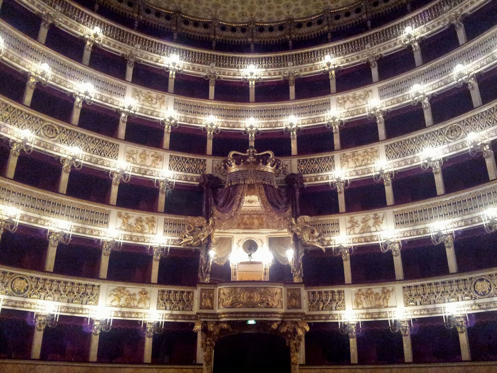 il palco reale con la corona e i sei ordini di palchi del Teatro di San Carlo