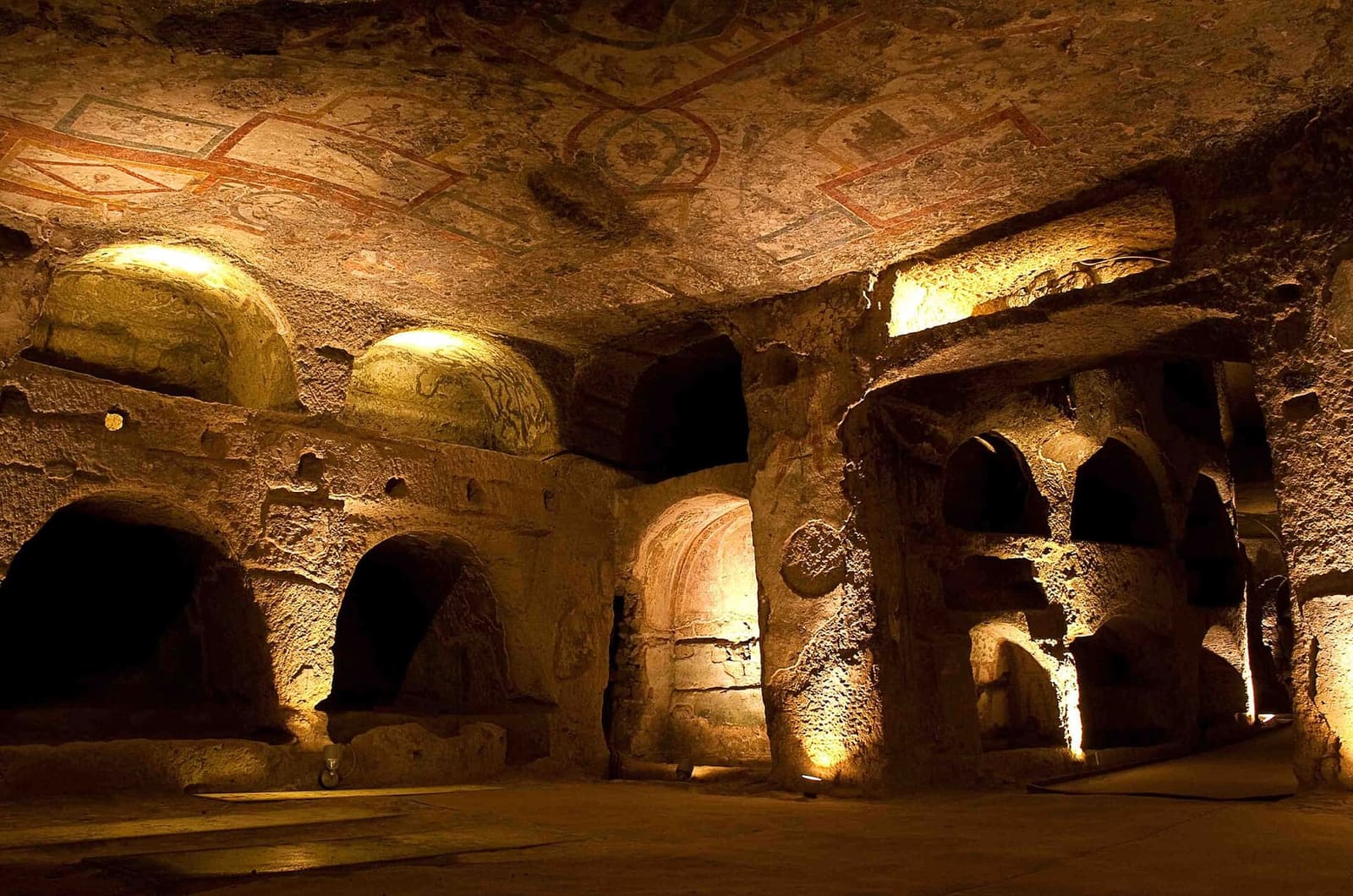 il vestibolo superiore delle Catacombe di San Gennaro, scavato nel tufo