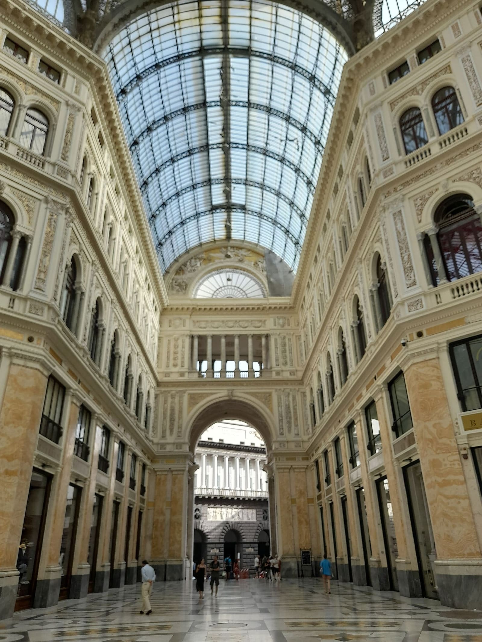 un braccio della Galleria Umberto I con la cupola di ferro e vetro