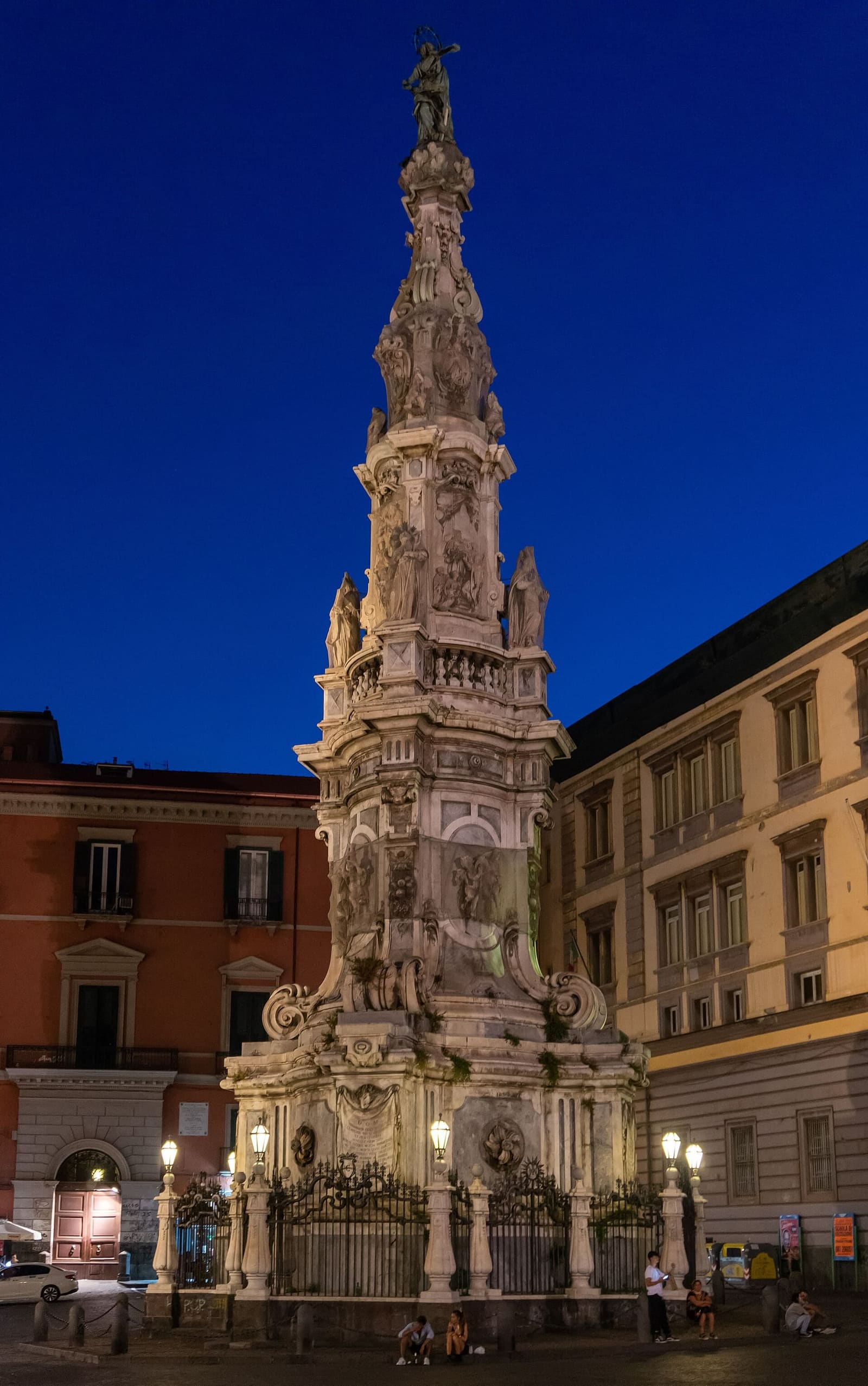 la guglia dell'Immacolata illuminata la sera in piazza del Gesù Nuovo