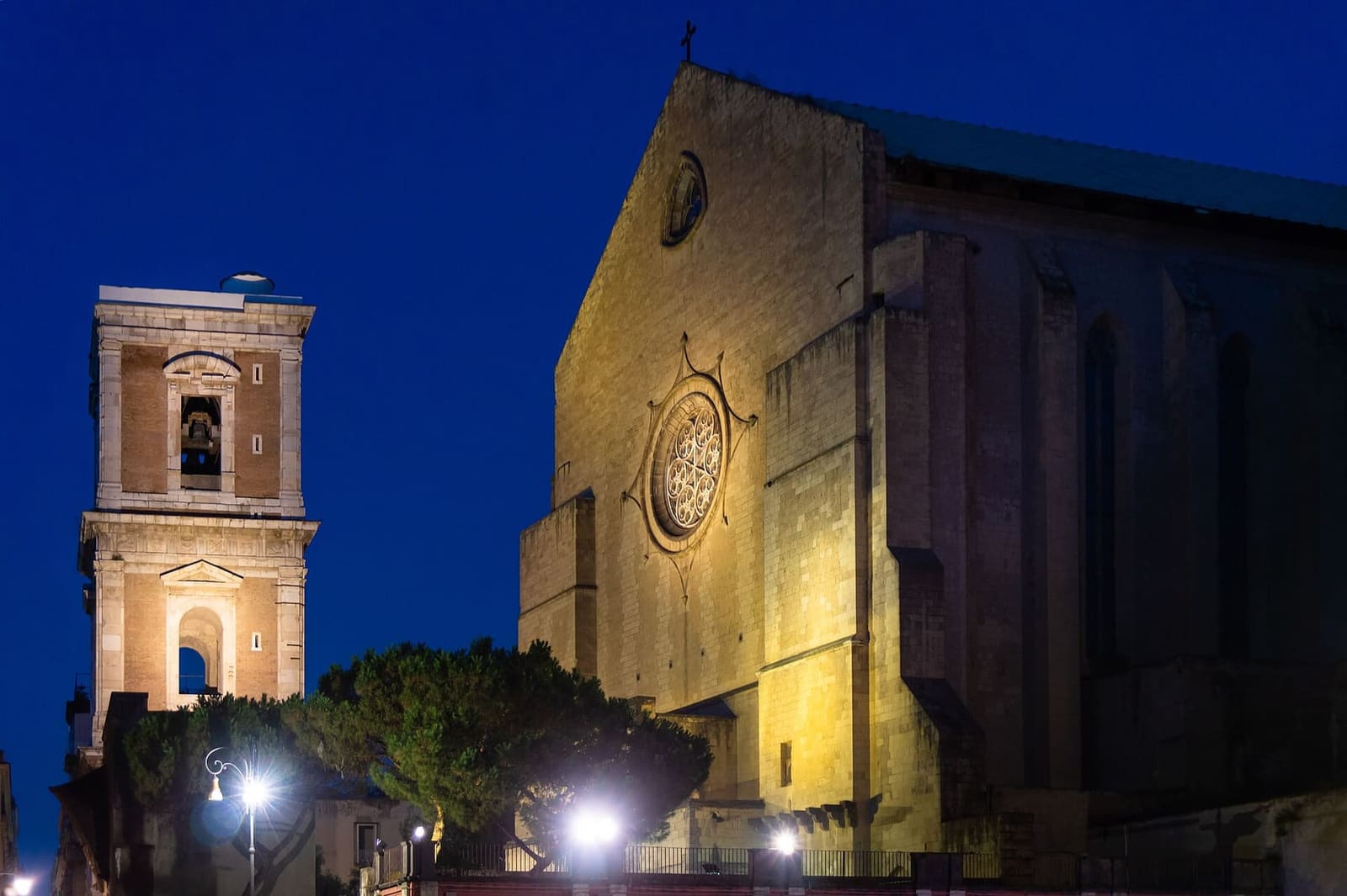 la facciata gotica di Santa Chiara e il campanile illuminati la sera