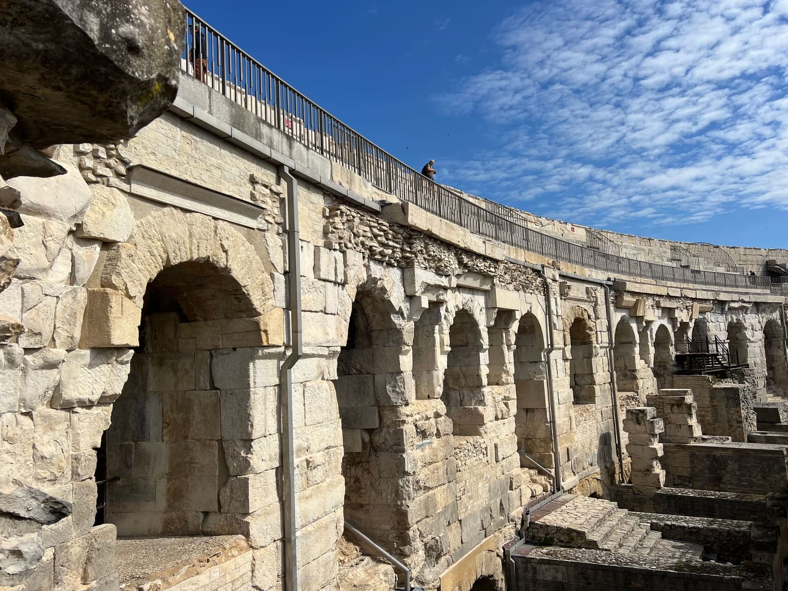 l'anello superiore dell'anfiteatro, le arcate e le gradinate viste dal camminamento