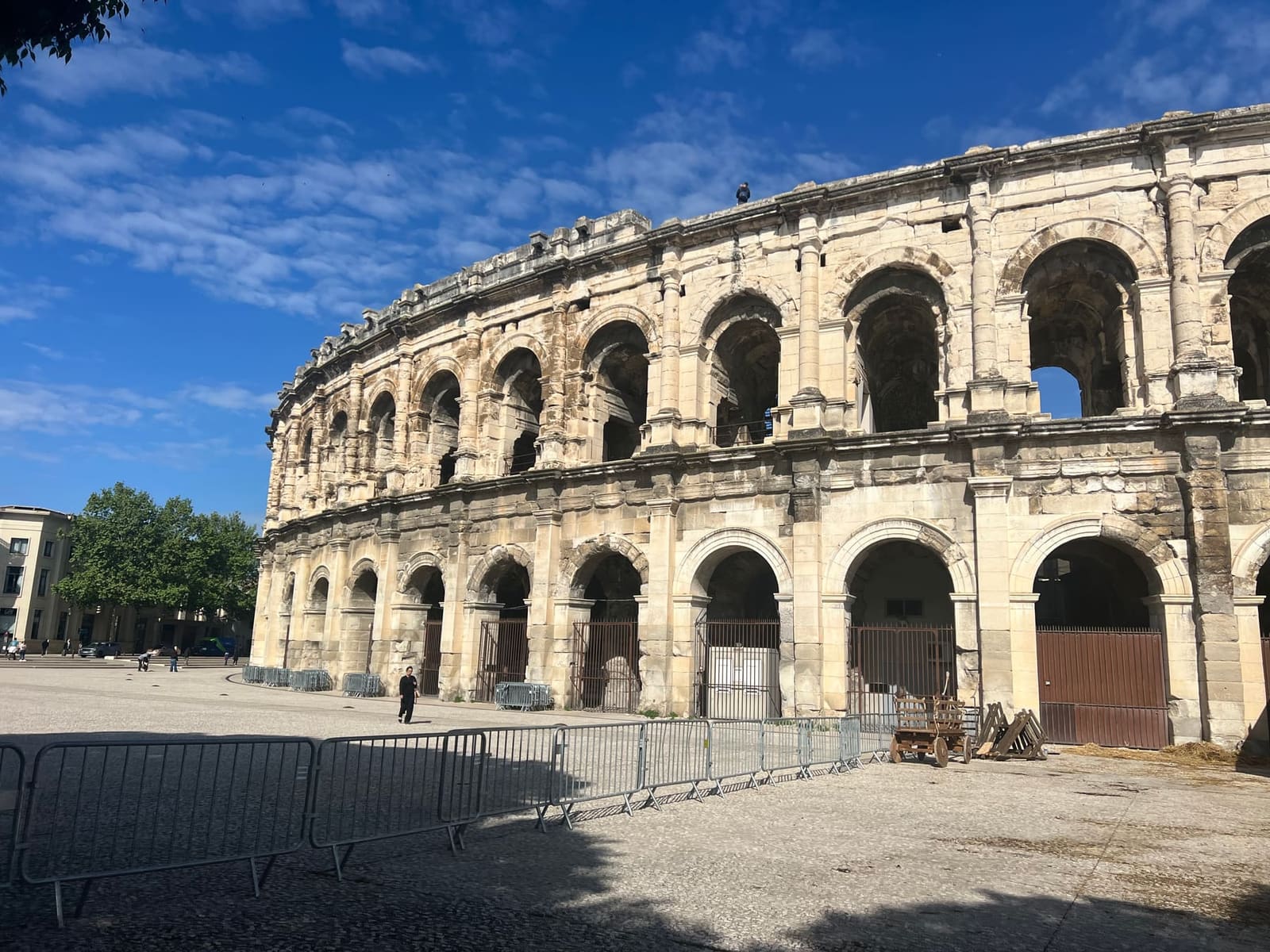 le arcate esterne dell'anfiteatro romano, i due ordini sovrapposti visti dalla piazza