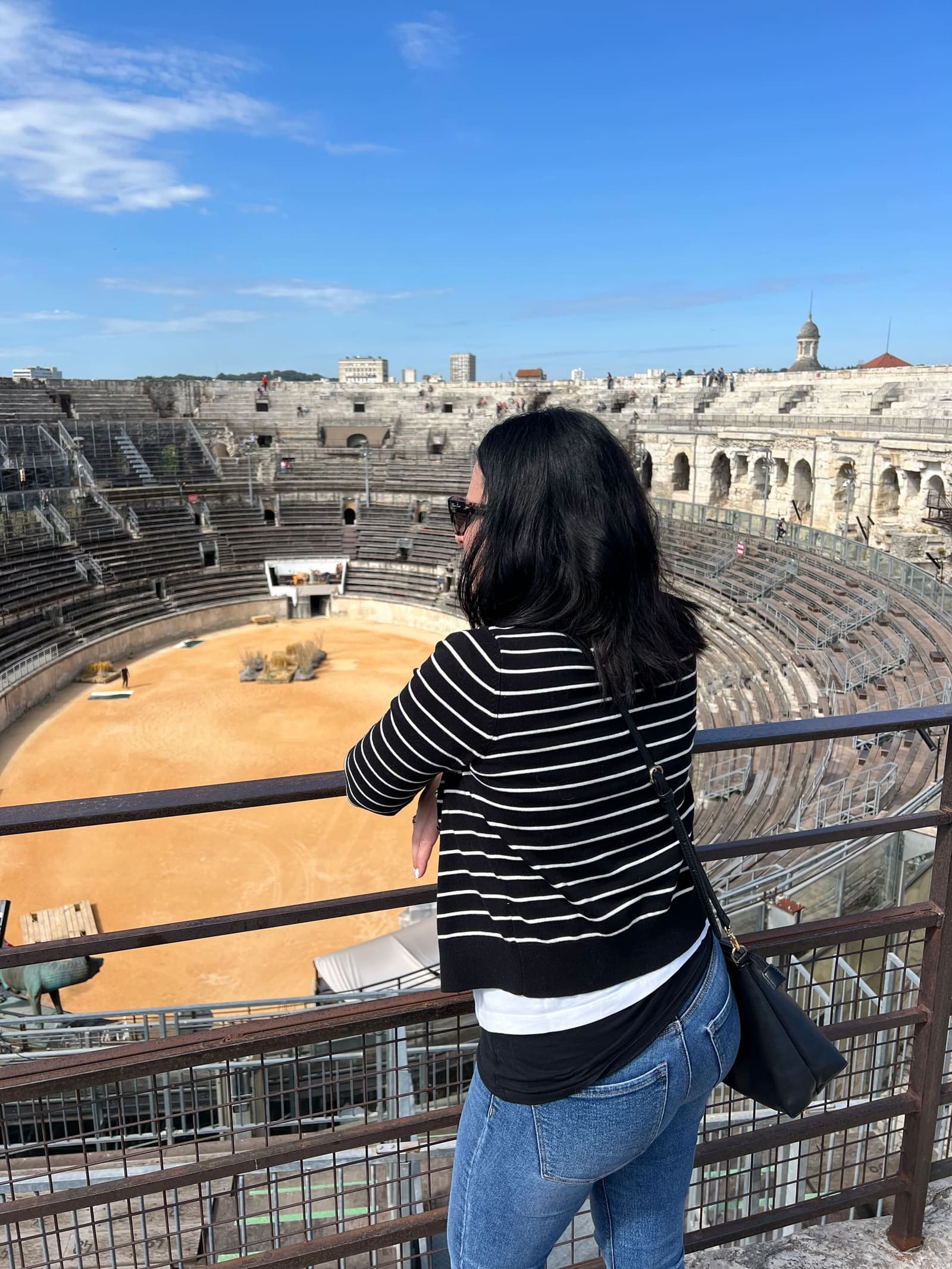 affacciati al parapetto dell'ultimo anello, con l'arena sotto di noi