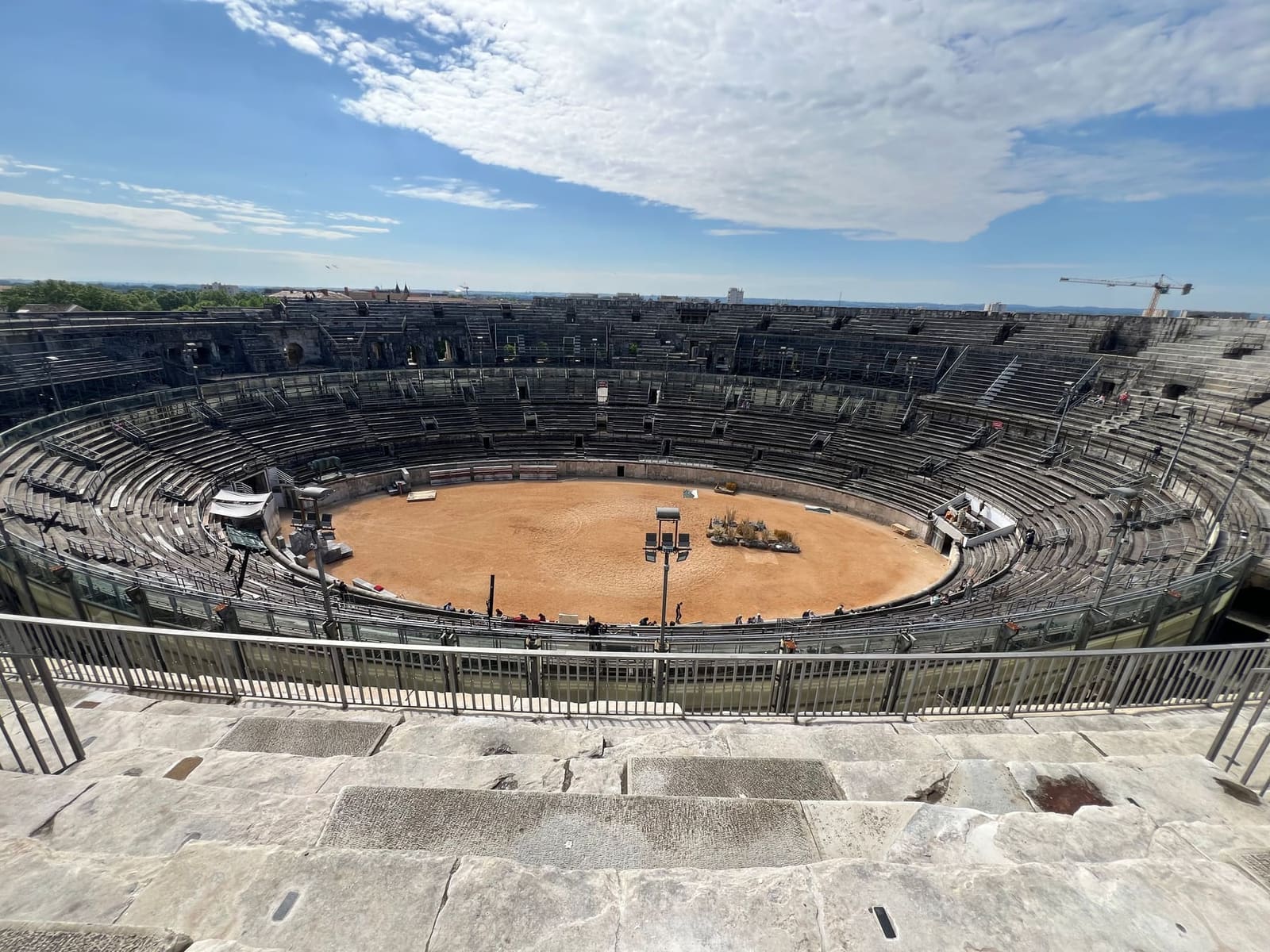 l'arena e le gradinate viste dall'anello più alto dell'anfiteatro