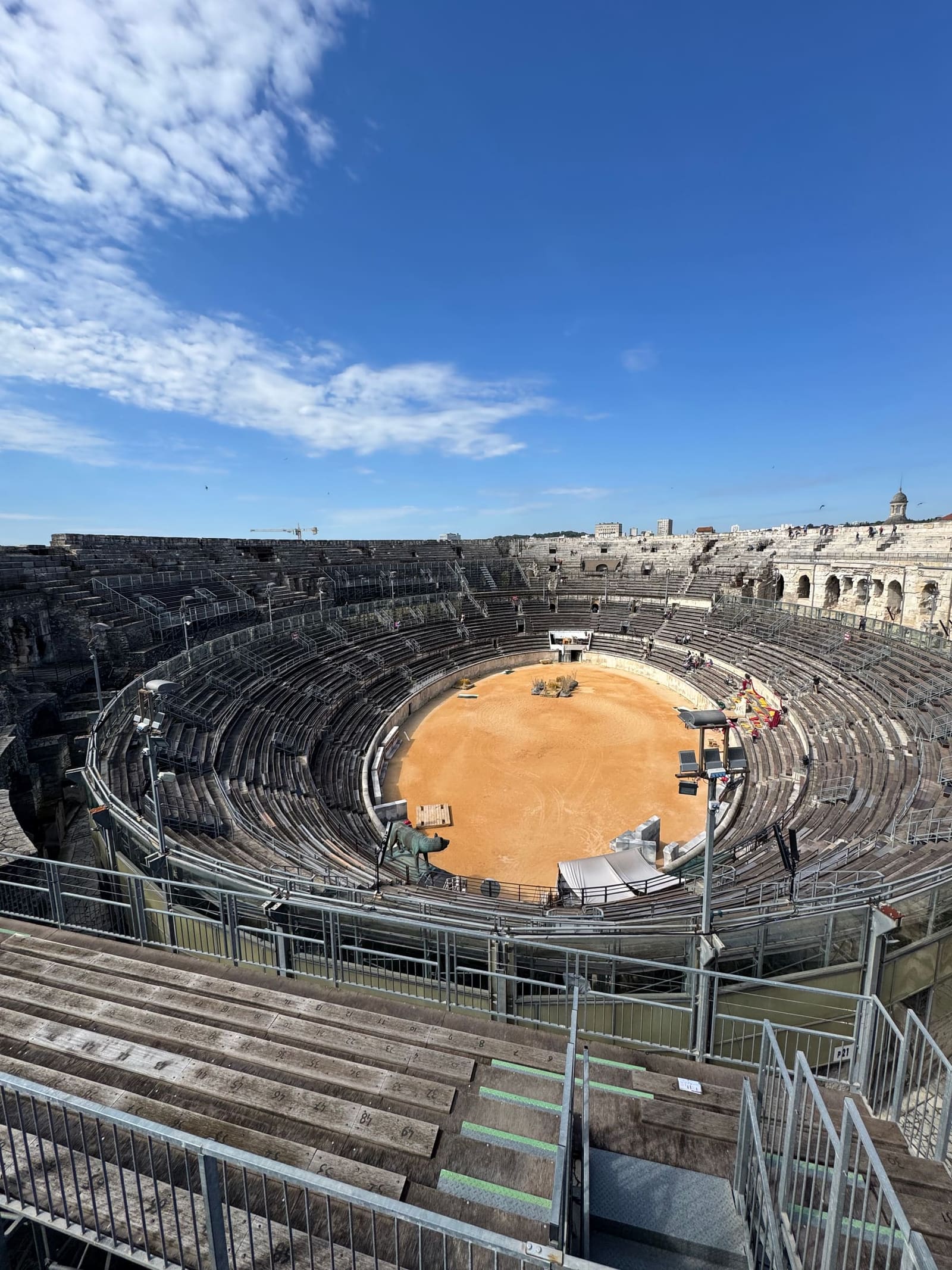 l'ovale dell'arena dall'alto, con la lupa di Romolo e Remo sul bordo della sabbia