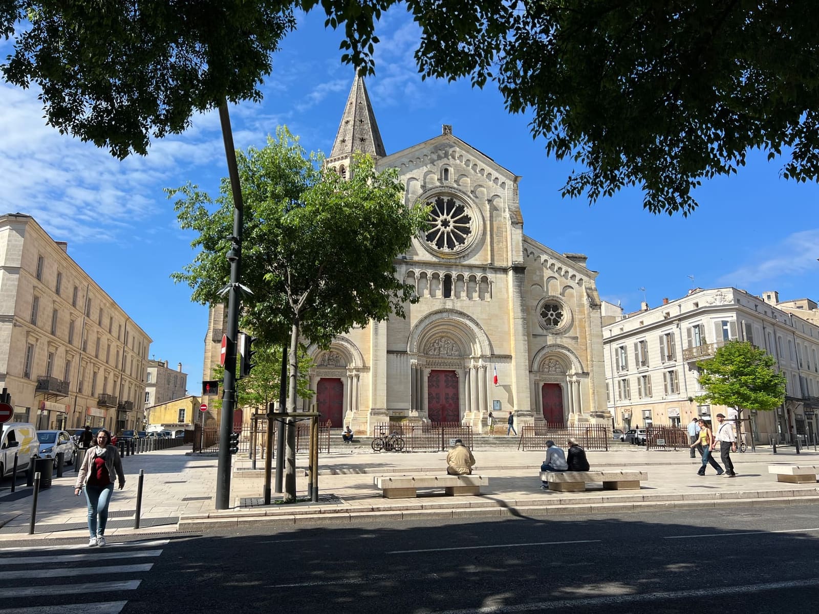 la facciata dell'église Saint-Paul, il rosone e la guglia, sul viale alberato