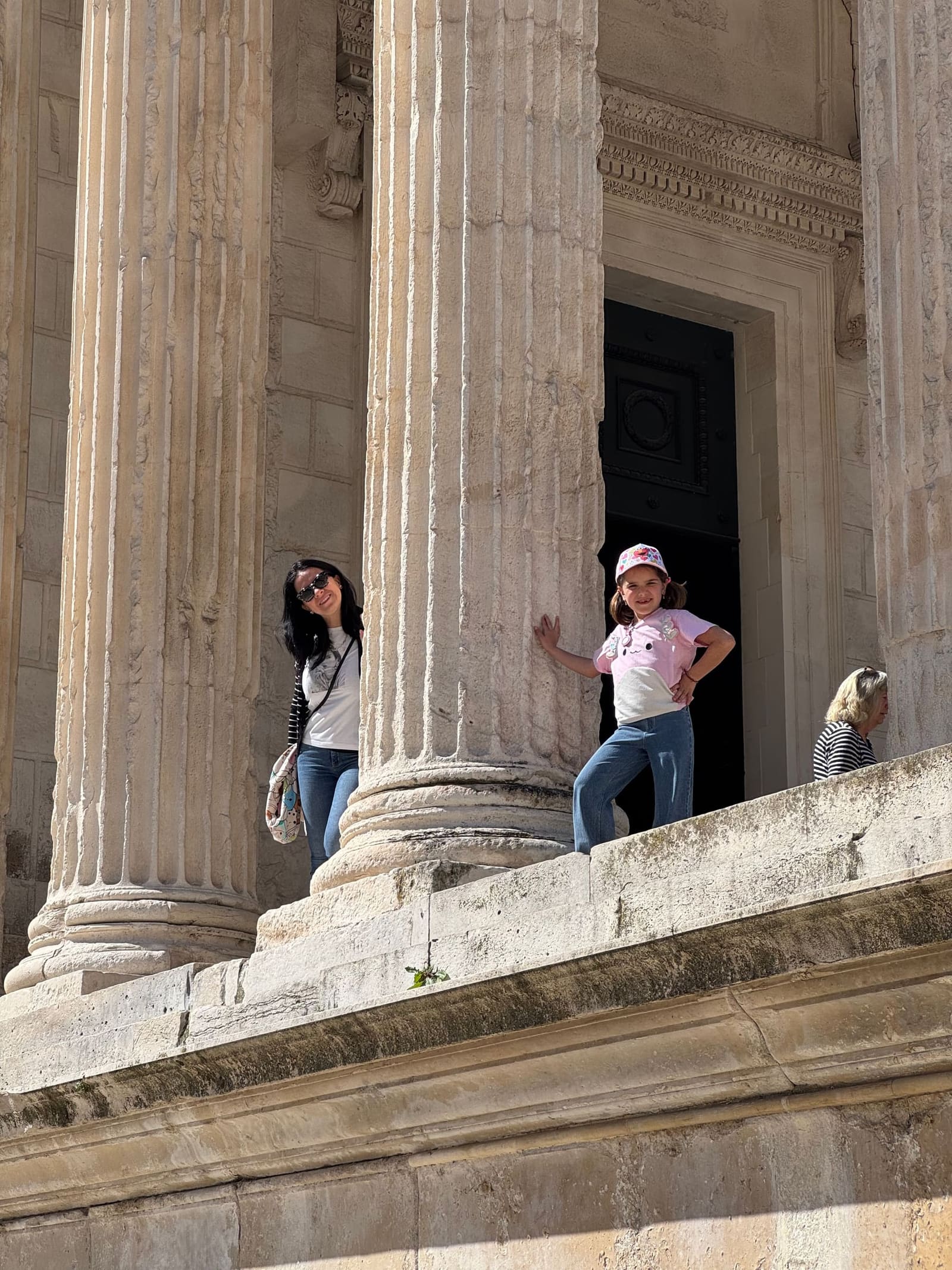 Marcella e Letizia fra le colonne della Maison Carrée, sul podio davanti alla porta