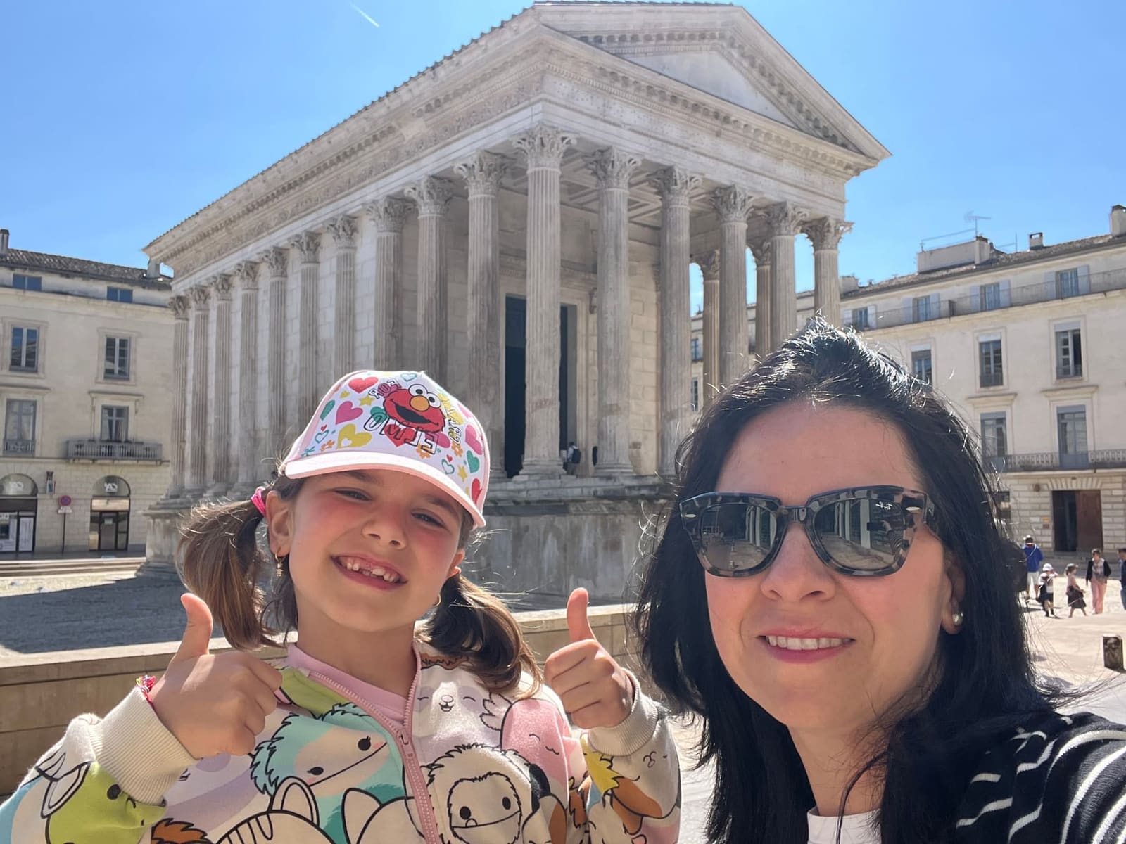 eccoci davanti alla Maison Carrée, pollici in su