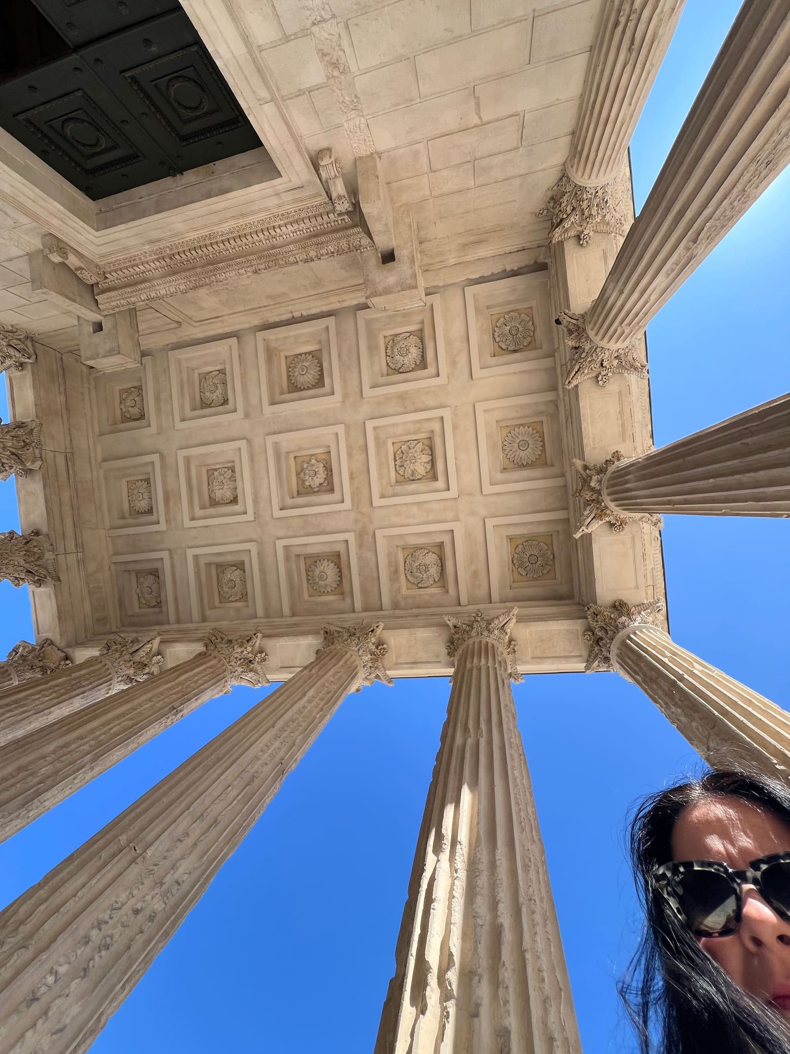il soffitto a cassettoni del portico della Maison Carrée, guardato da sotto